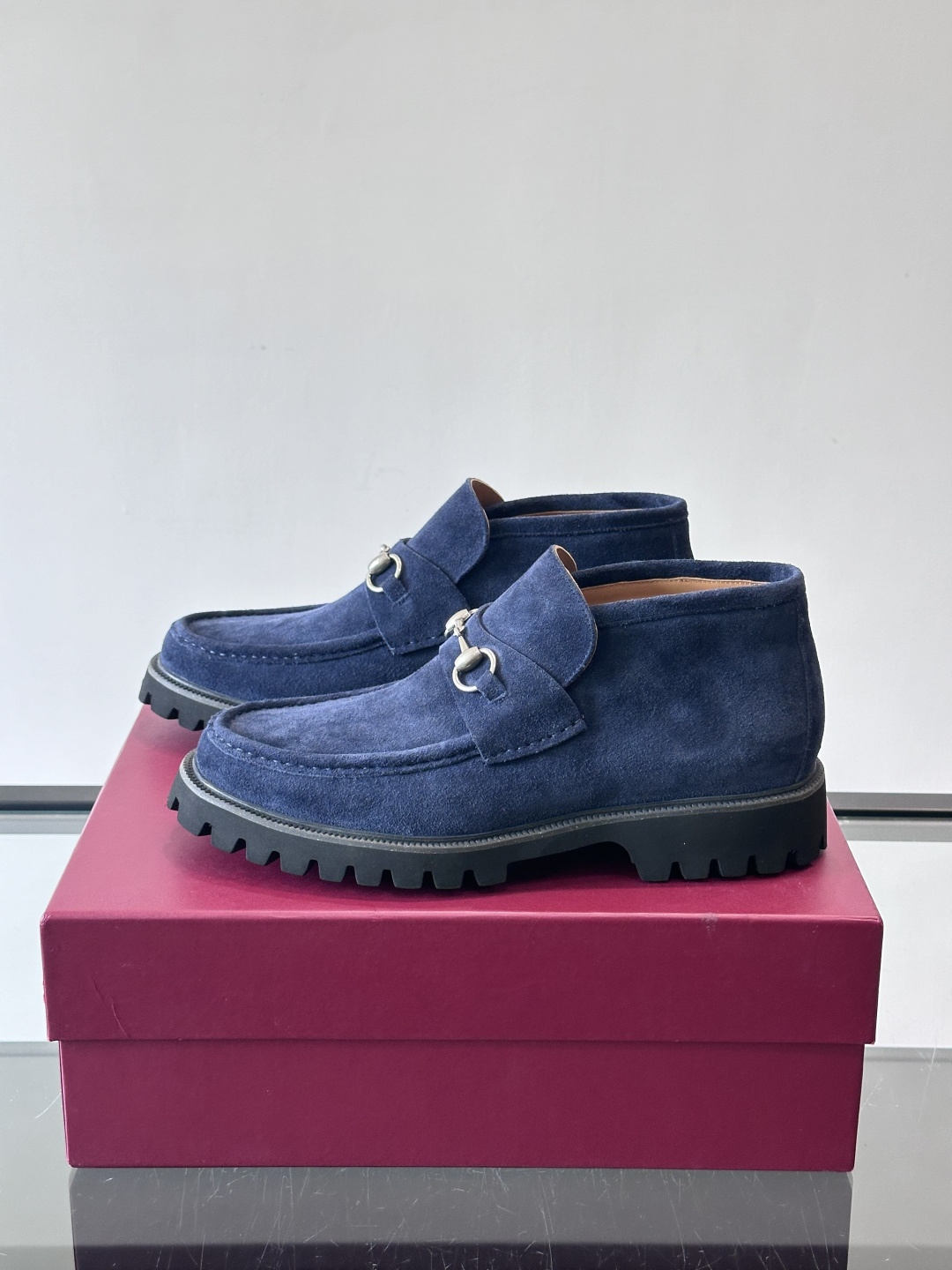 Gucc*乐福鞋选用优质牛🐮皮，鞋面光滑有质感，搭配金属环扣，复古又精致✨。厚底防滑设计，日常通勤或户外