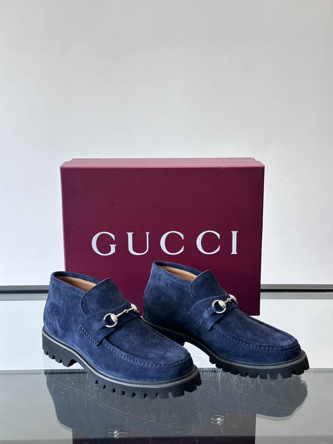 Gucc*乐福鞋选用优质牛🐮皮，鞋面光滑有质感，搭配金属环扣，复古又精致✨。厚底防滑设计，日常通勤或户外