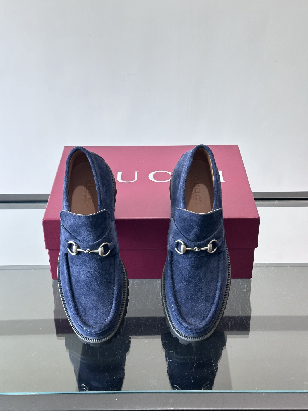 Gucc*乐福鞋选用优质牛🐮皮，鞋面光滑有质感，搭配金属环扣，复古又精致✨。厚底防滑设计，日常通勤或户外