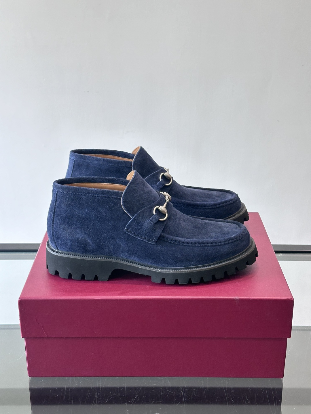 Gucc*乐福鞋选用优质牛🐮皮，鞋面光滑有质感，搭配金属环扣，复古又精致✨。厚底防滑设计，日常通勤或户外