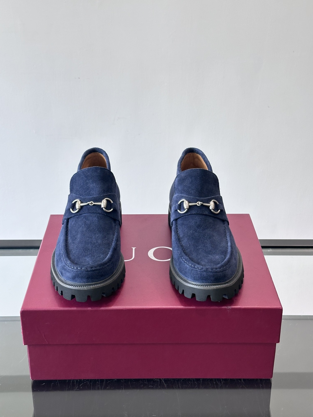 Gucc*乐福鞋选用优质牛🐮皮，鞋面光滑有质感，搭配金属环扣，复古又精致✨。厚底防滑设计，日常通勤或户外