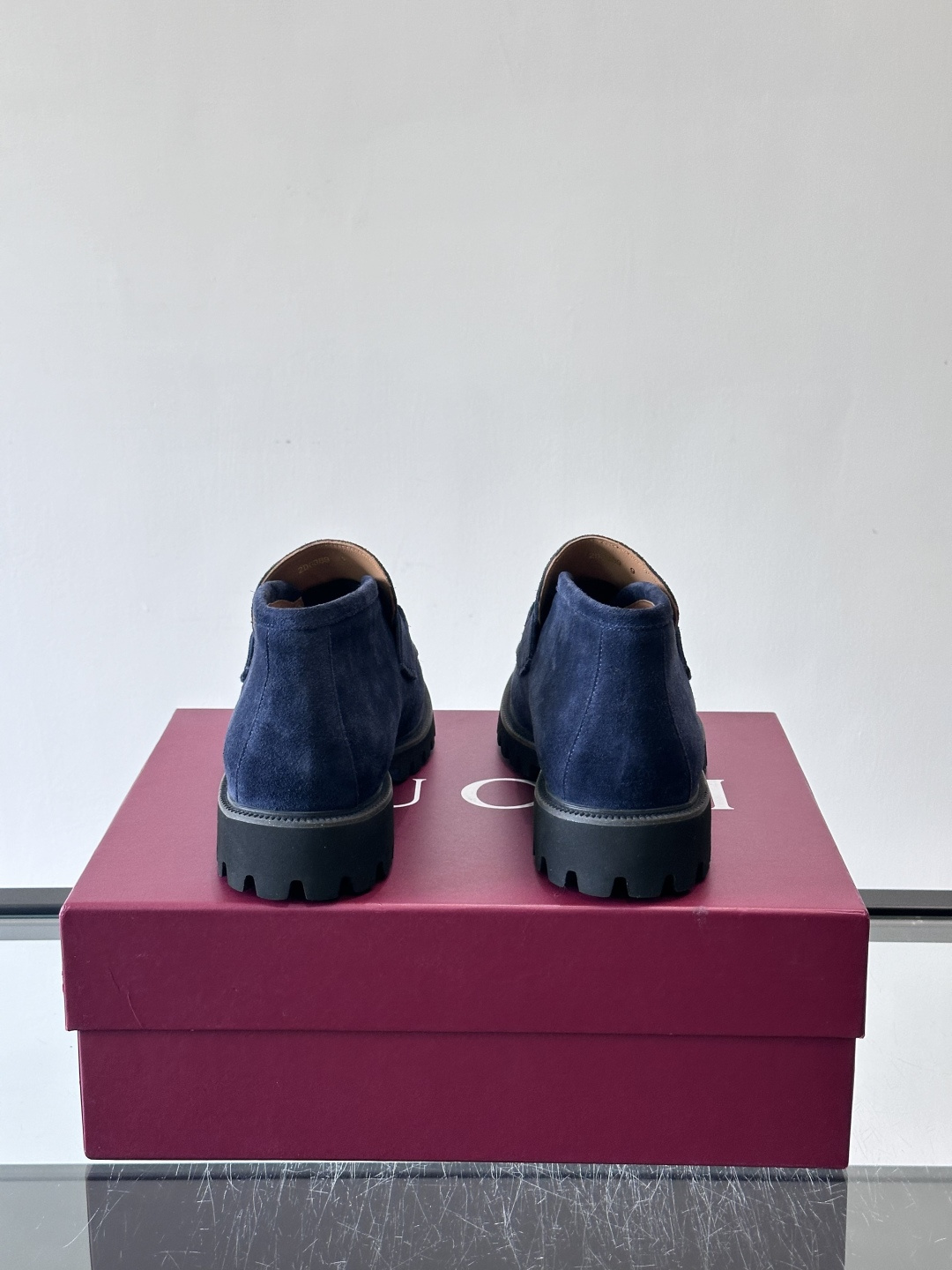 Gucc*乐福鞋选用优质牛🐮皮，鞋面光滑有质感，搭配金属环扣，复古又精致✨。厚底防滑设计，日常通勤或户外