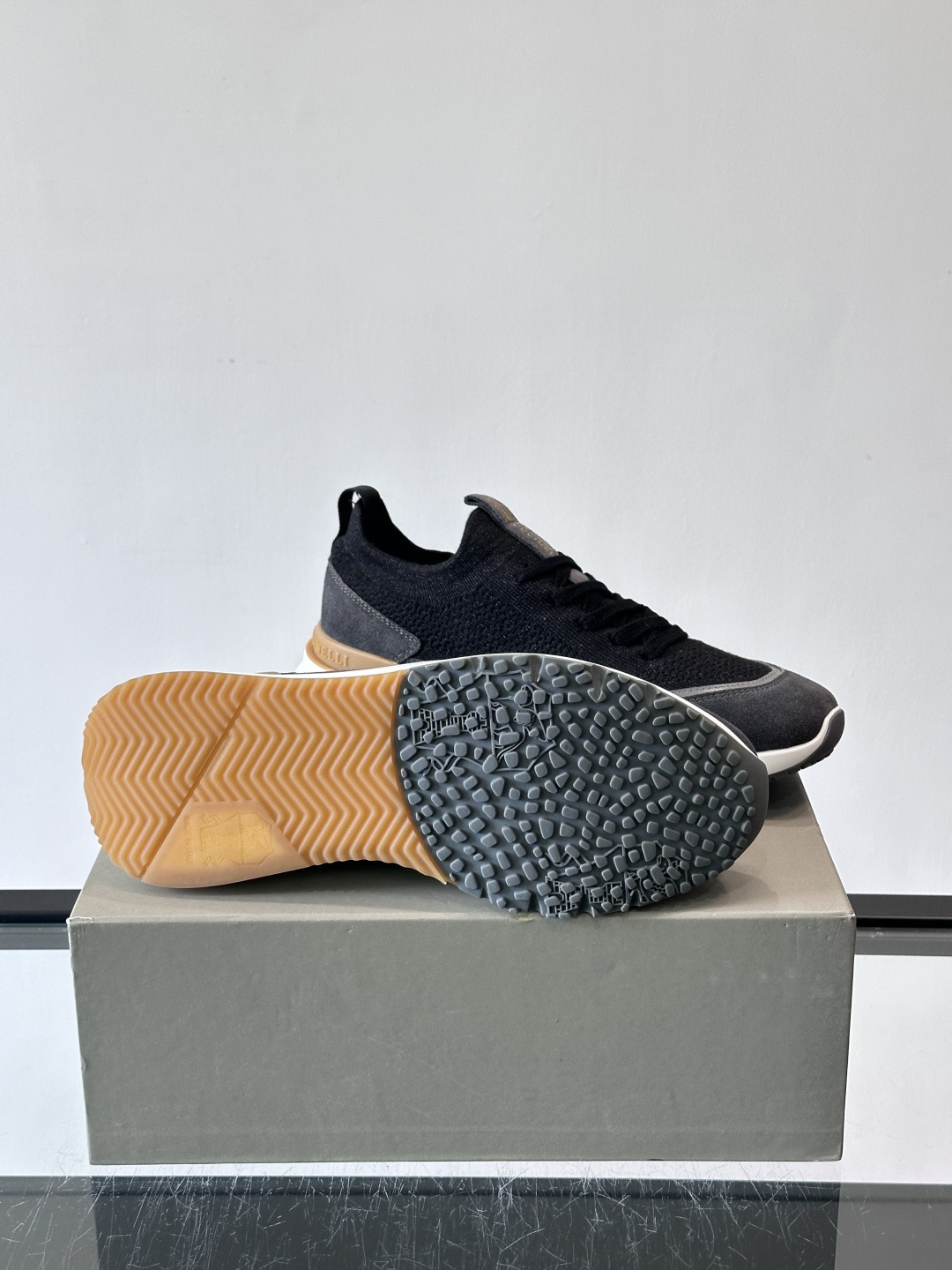 Brunello Cucinelli 新款拼色运动板男鞋 此款运动鞋面料采用进口飞织，春夏穿着舒适透气，