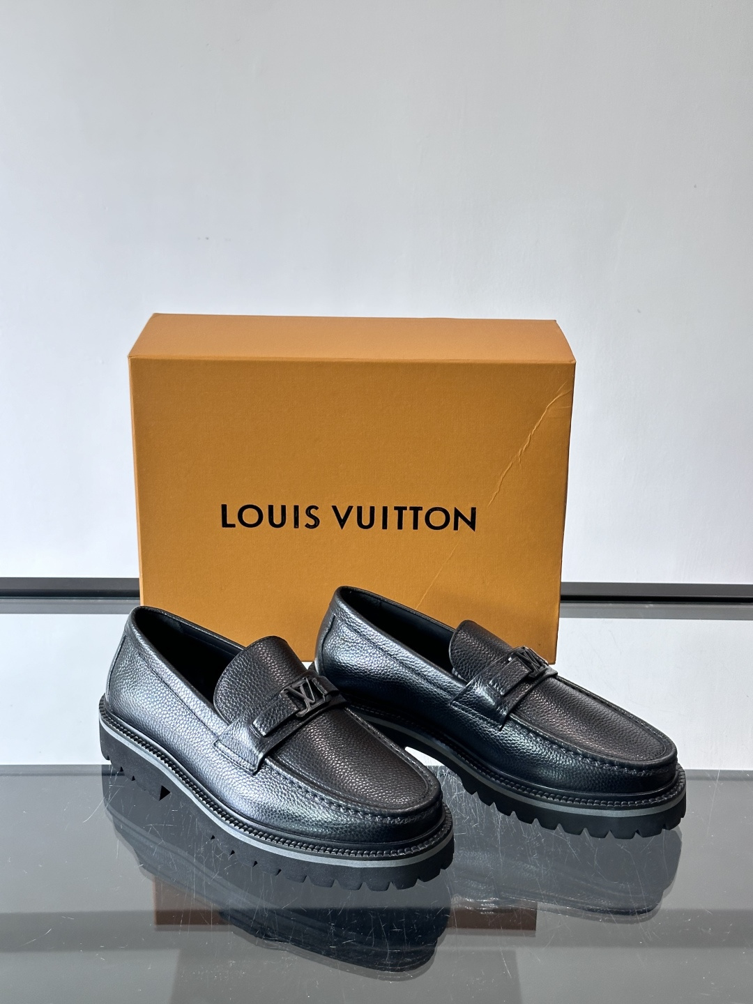 ✨LV Monogram乐福鞋，经典牛皮+压花图案，品牌辨识度超高！厚底橡胶设计，穿着舒适又耐磨，通勤休