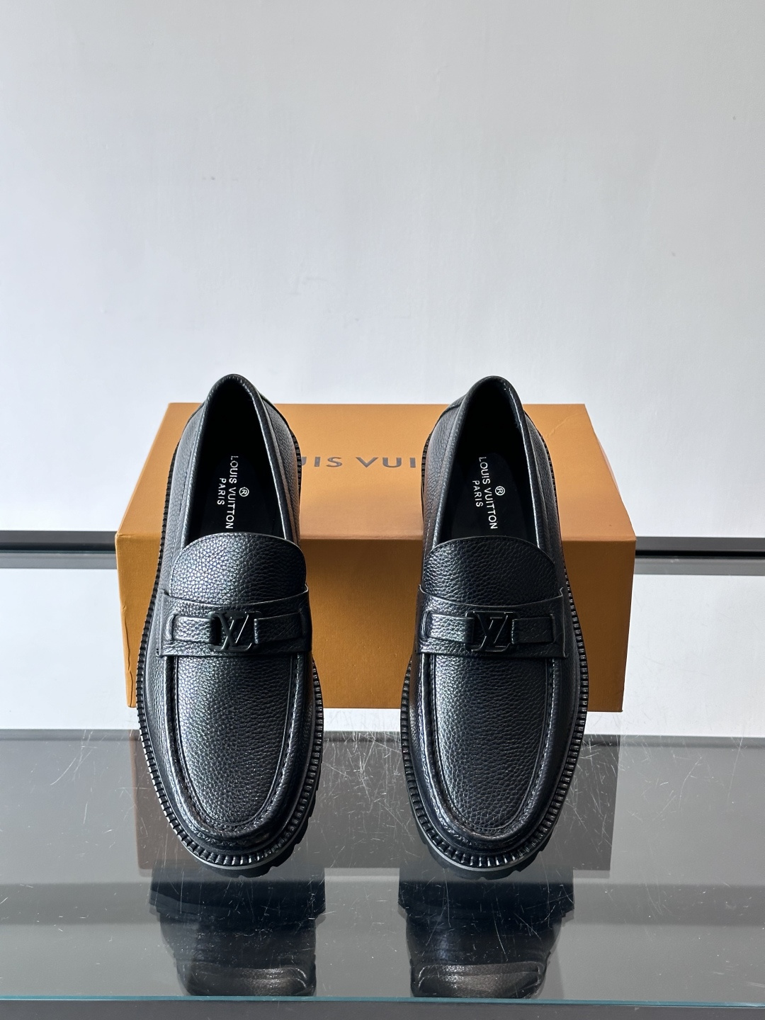 ✨LV Monogram乐福鞋，经典牛皮+压花图案，品牌辨识度超高！厚底橡胶设计，穿着舒适又耐磨，通勤休