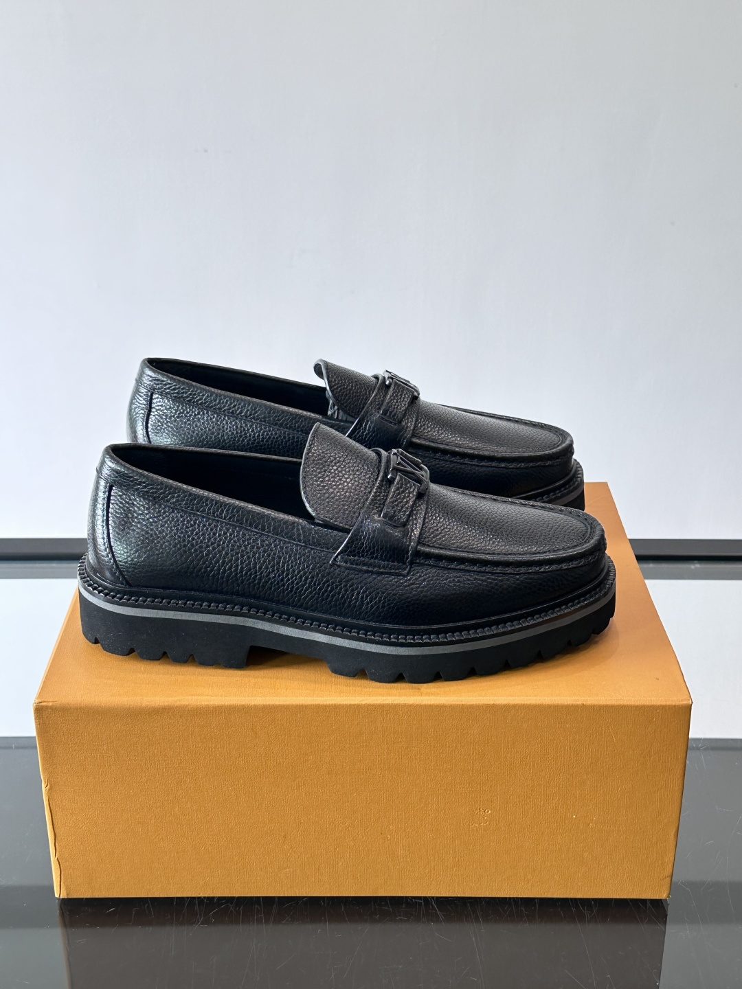 ✨LV Monogram乐福鞋，经典牛皮+压花图案，品牌辨识度超高！厚底橡胶设计，穿着舒适又耐磨，通勤休