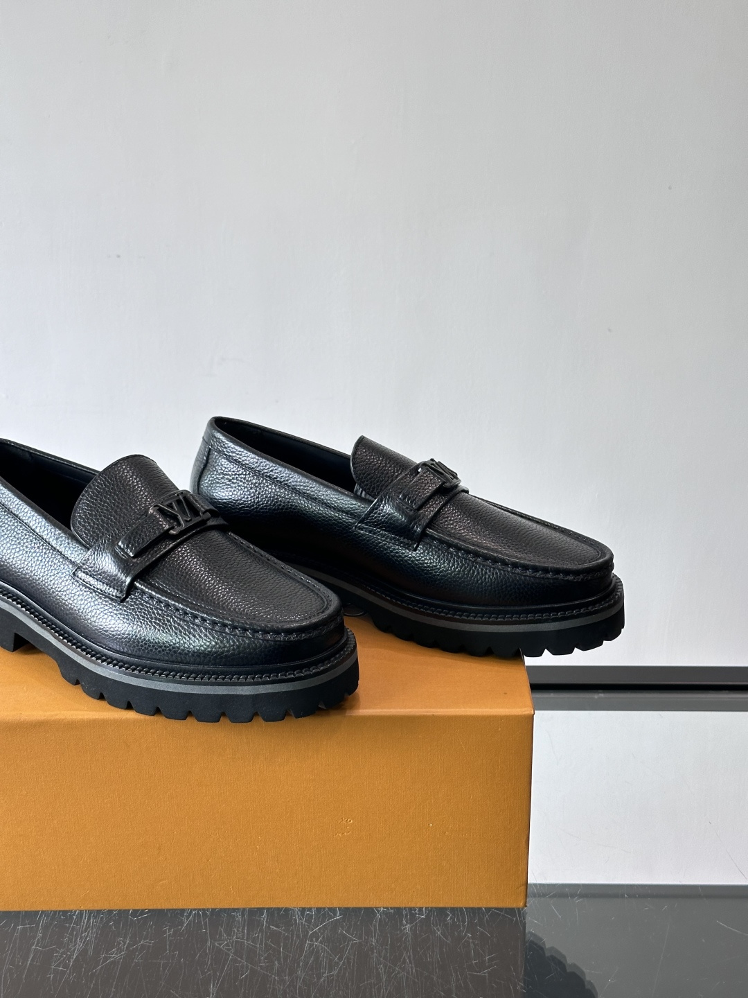 ✨LV Monogram乐福鞋，经典牛皮+压花图案，品牌辨识度超高！厚底橡胶设计，穿着舒适又耐磨，通勤休