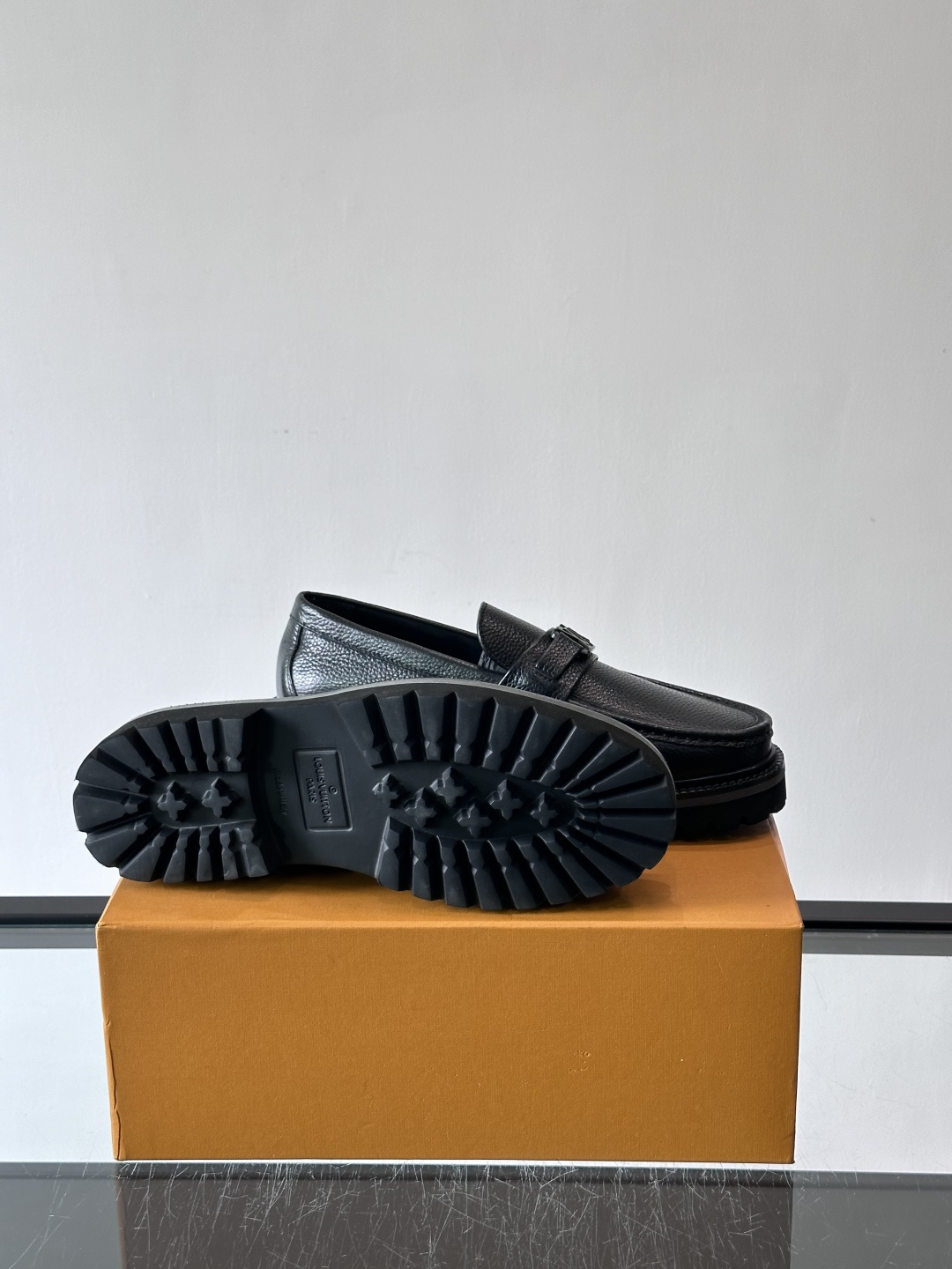 ✨LV Monogram乐福鞋，经典牛皮+压花图案，品牌辨识度超高！厚底橡胶设计，穿着舒适又耐磨，通勤休