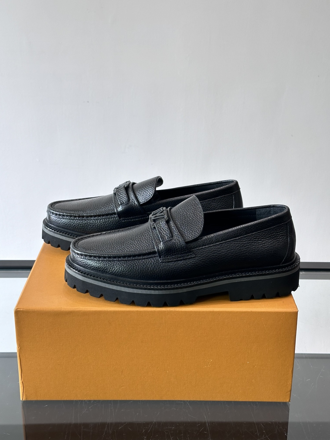 ✨LV Monogram乐福鞋，经典牛皮+压花图案，品牌辨识度超高！厚底橡胶设计，穿着舒适又耐磨，通勤休