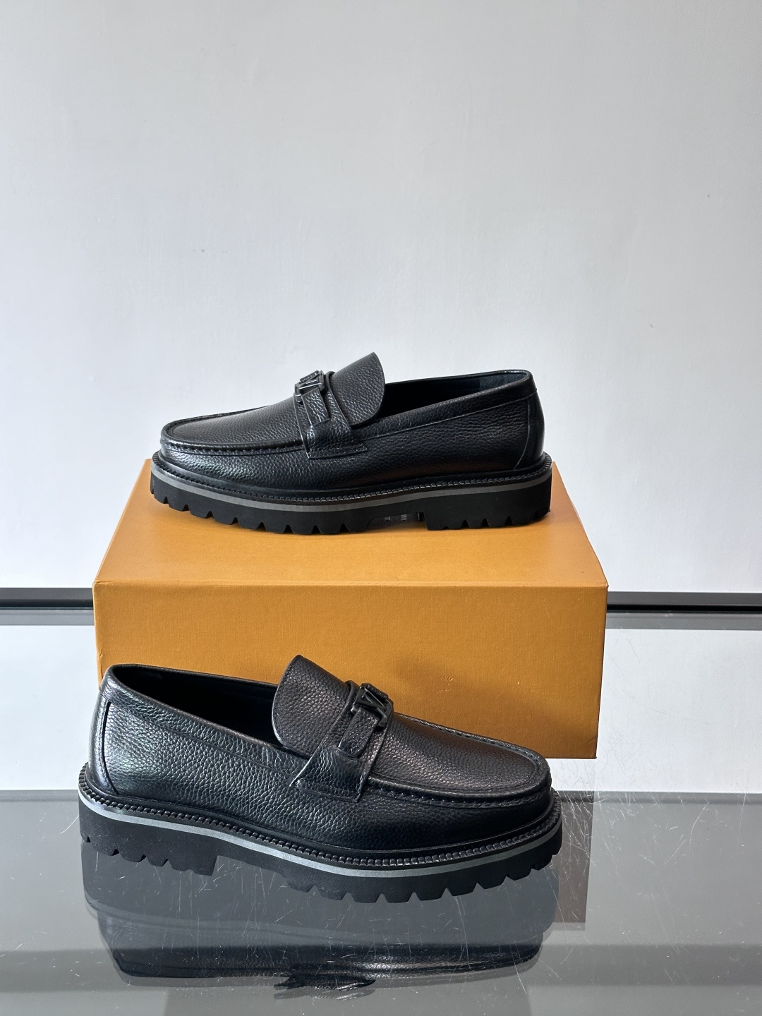 ✨LV Monogram乐福鞋，经典牛皮+压花图案，品牌辨识度超高！厚底橡胶设计，穿着舒适又耐磨，通勤休