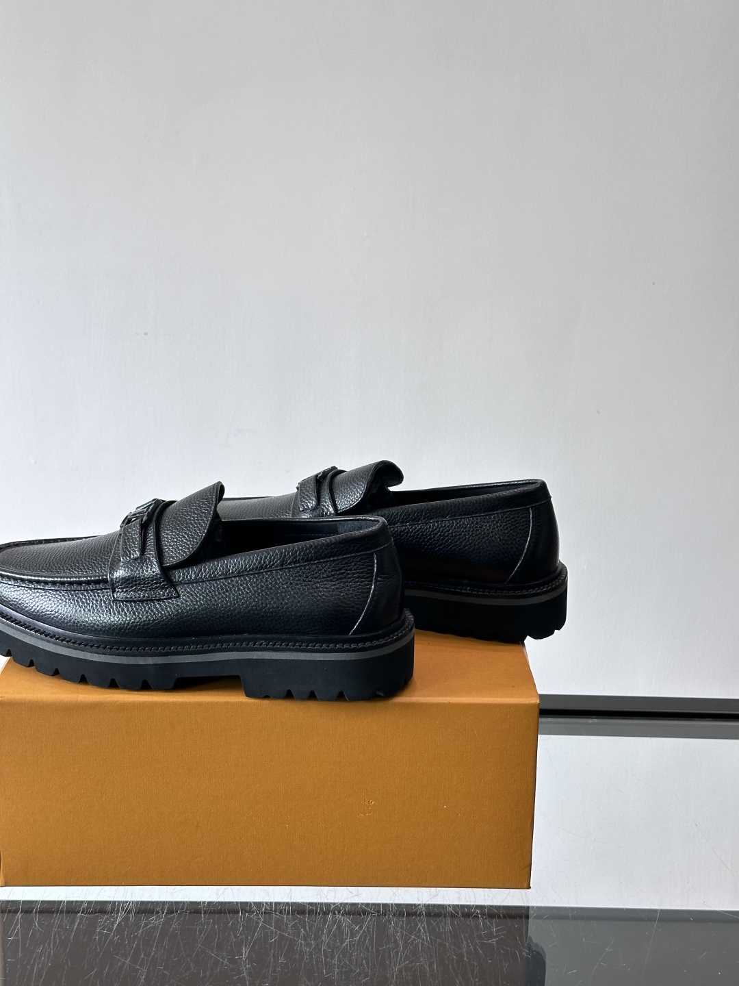 ✨LV Monogram乐福鞋，经典牛皮+压花图案，品牌辨识度超高！厚底橡胶设计，穿着舒适又耐磨，通勤休