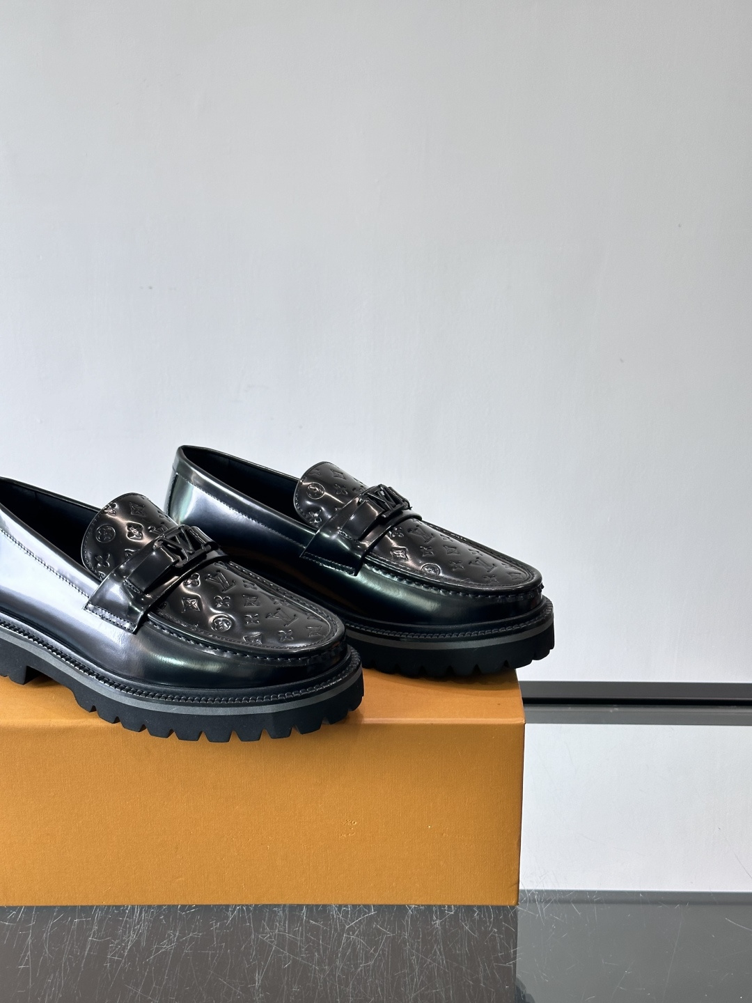 ✨LV Monogram乐福鞋，经典牛皮+压花图案，品牌辨识度超高！厚底橡胶设计，穿着舒适又耐磨，通勤休