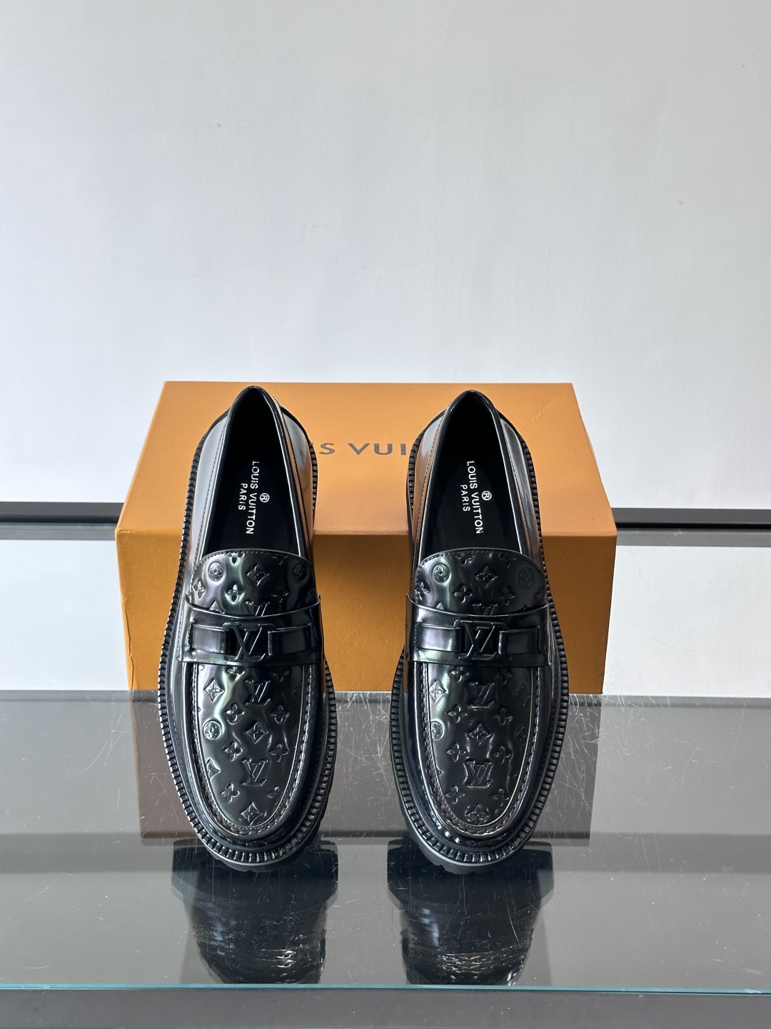 ✨LV Monogram乐福鞋，经典牛皮+压花图案，品牌辨识度超高！厚底橡胶设计，穿着舒适又耐磨，通勤休