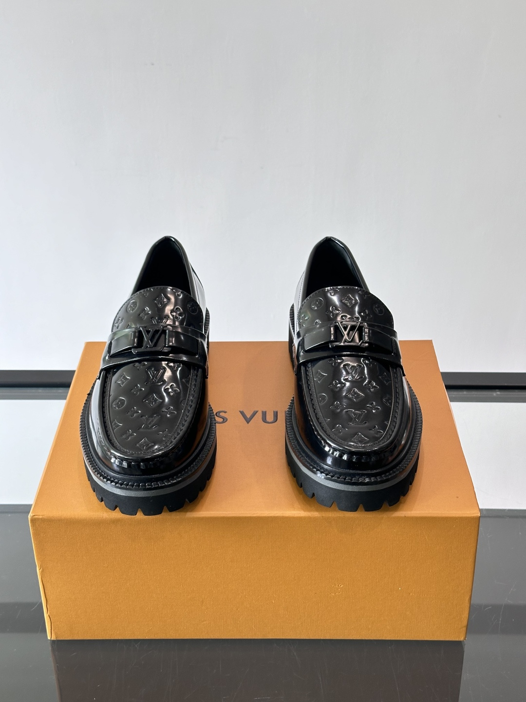 ✨LV Monogram乐福鞋，经典牛皮+压花图案，品牌辨识度超高！厚底橡胶设计，穿着舒适又耐磨，通勤休