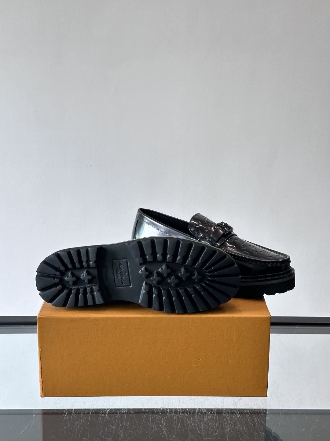 ✨LV Monogram乐福鞋，经典牛皮+压花图案，品牌辨识度超高！厚底橡胶设计，穿着舒适又耐磨，通勤休