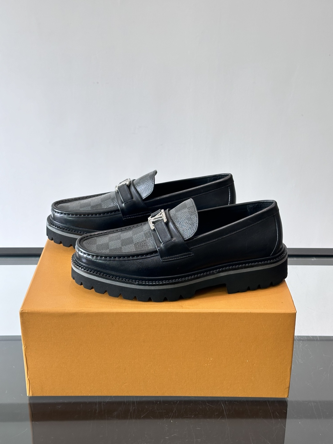 ✨LV Monogram乐福鞋，经典牛皮+压花图案，品牌辨识度超高！厚底橡胶设计，穿着舒适又耐磨，通勤休