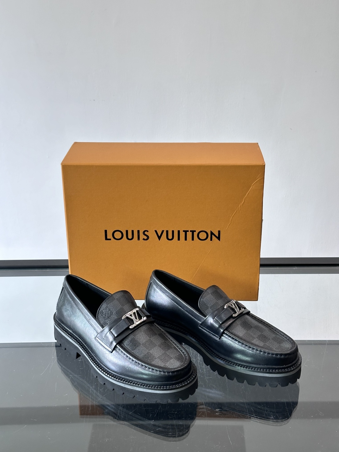 ✨LV Monogram乐福鞋，经典牛皮+压花图案，品牌辨识度超高！厚底橡胶设计，穿着舒适又耐磨，通勤休