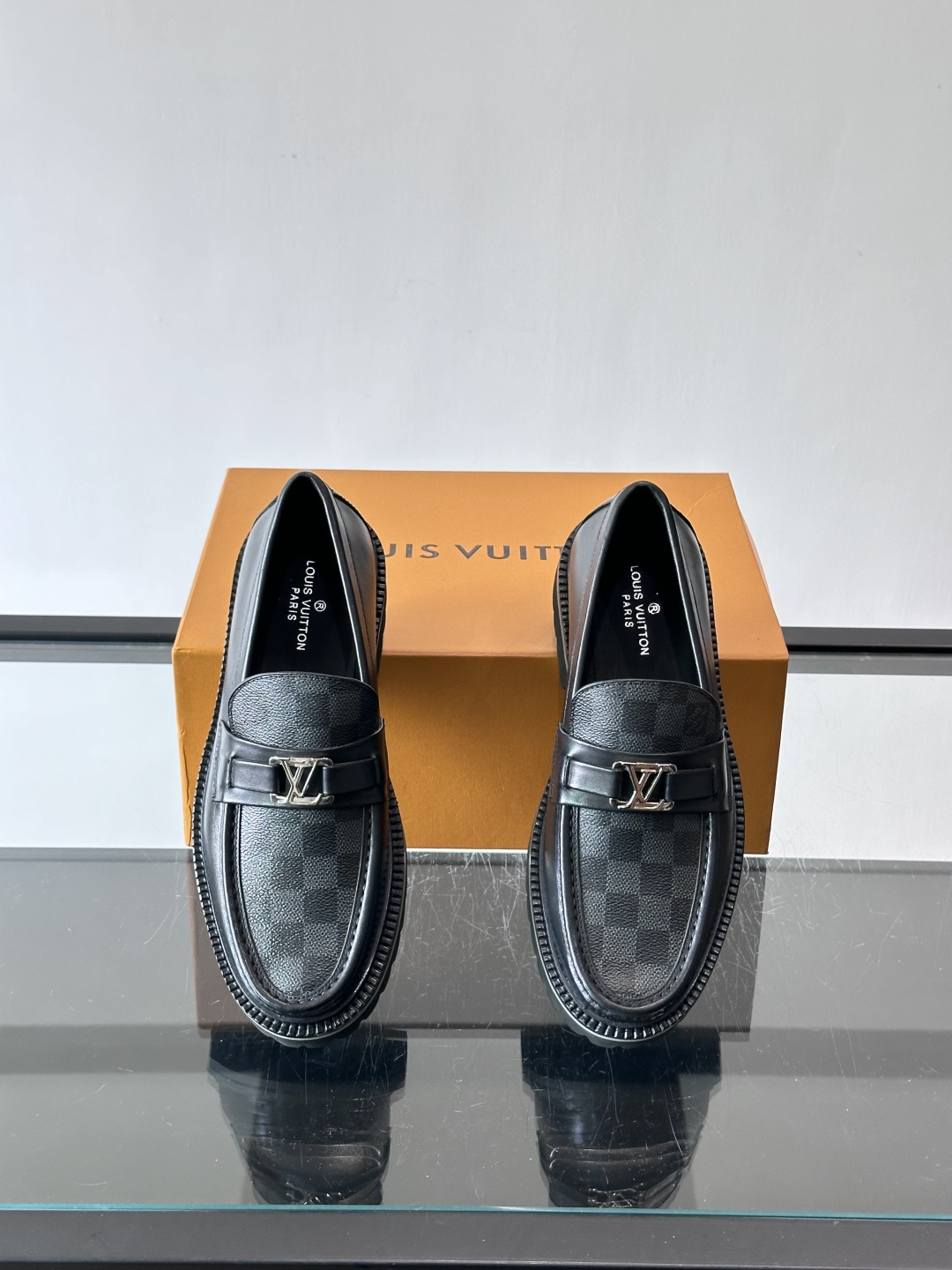 ✨LV Monogram乐福鞋，经典牛皮+压花图案，品牌辨识度超高！厚底橡胶设计，穿着舒适又耐磨，通勤休