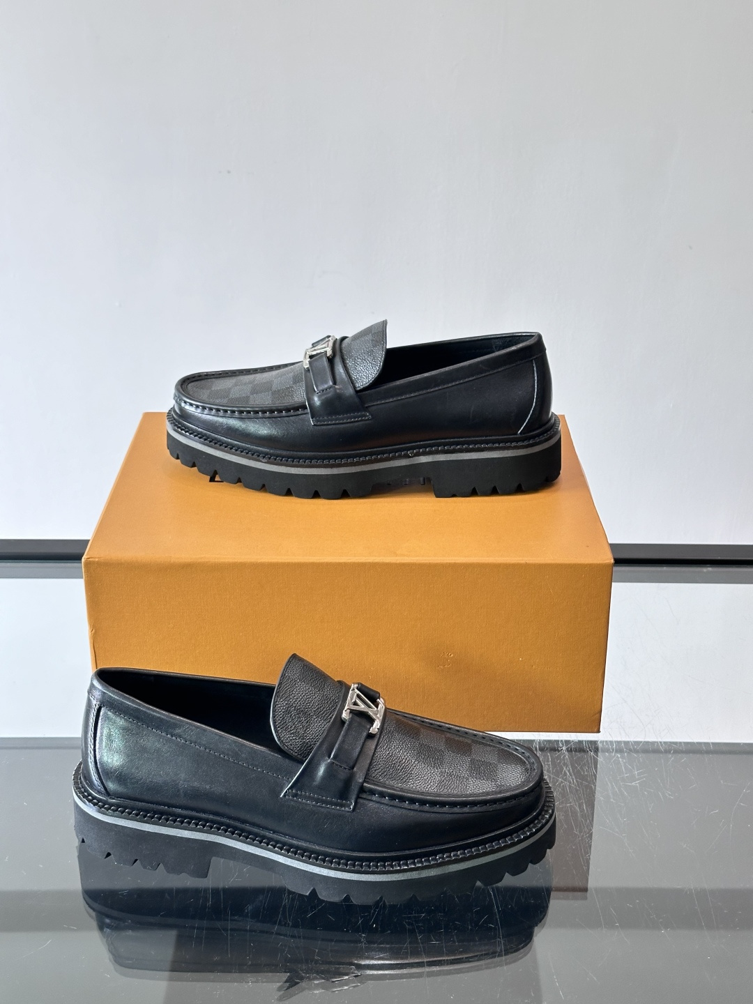 ✨LV Monogram乐福鞋，经典牛皮+压花图案，品牌辨识度超高！厚底橡胶设计，穿着舒适又耐磨，通勤休