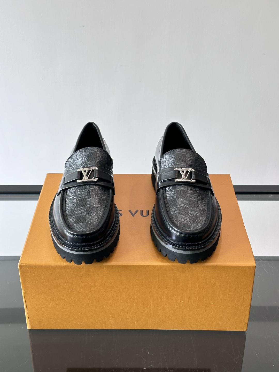 ✨LV Monogram乐福鞋，经典牛皮+压花图案，品牌辨识度超高！厚底橡胶设计，穿着舒适又耐磨，通勤休