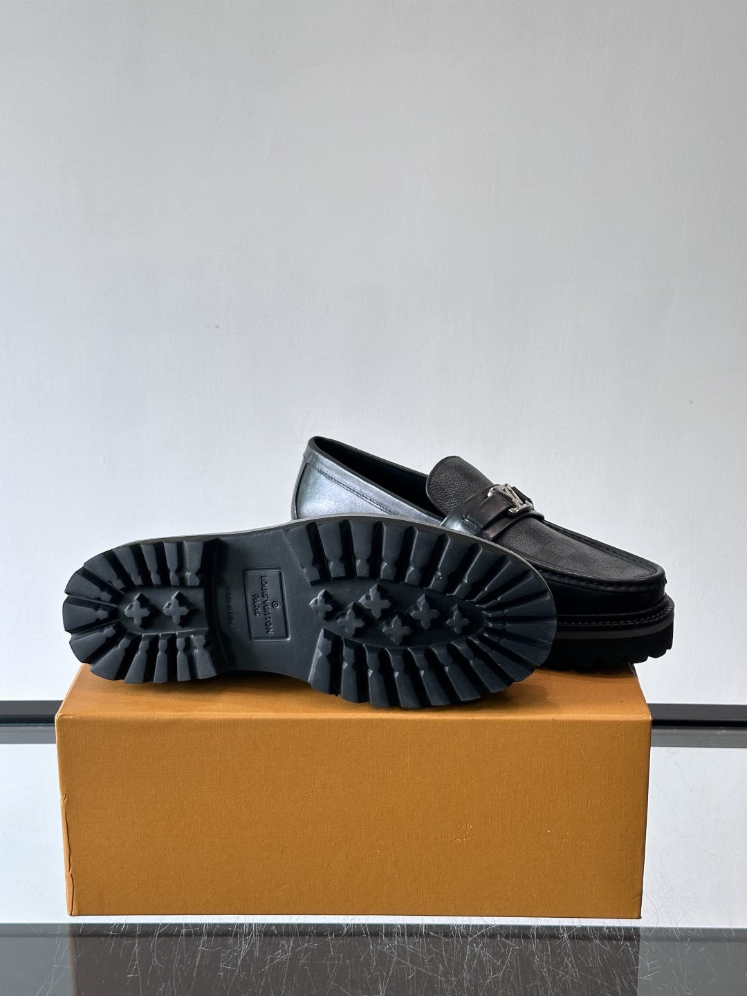 ✨LV Monogram乐福鞋，经典牛皮+压花图案，品牌辨识度超高！厚底橡胶设计，穿着舒适又耐磨，通勤休