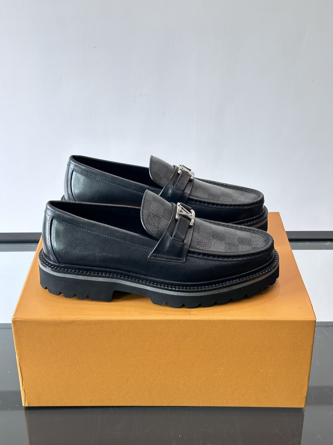 ✨LV Monogram乐福鞋，经典牛皮+压花图案，品牌辨识度超高！厚底橡胶设计，穿着舒适又耐磨，通勤休