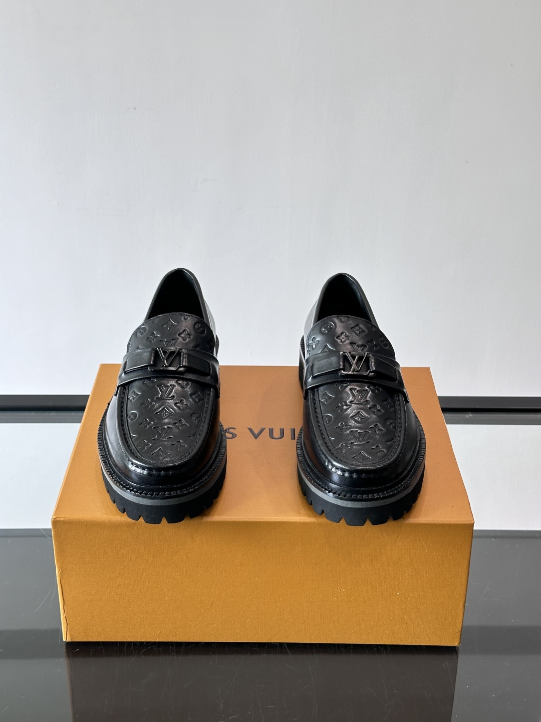 ✨LV Monogram乐福鞋，经典牛皮+压花图案，品牌辨识度超高！厚底橡胶设计，穿着舒适又耐磨，通勤休