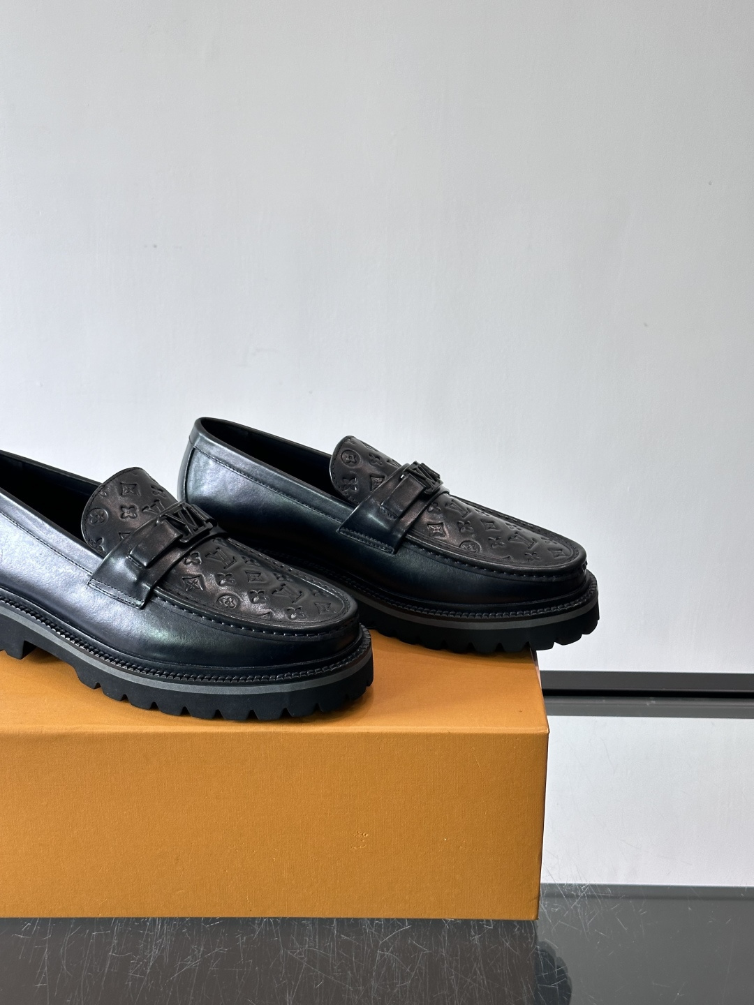 ✨LV Monogram乐福鞋，经典牛皮+压花图案，品牌辨识度超高！厚底橡胶设计，穿着舒适又耐磨，通勤休