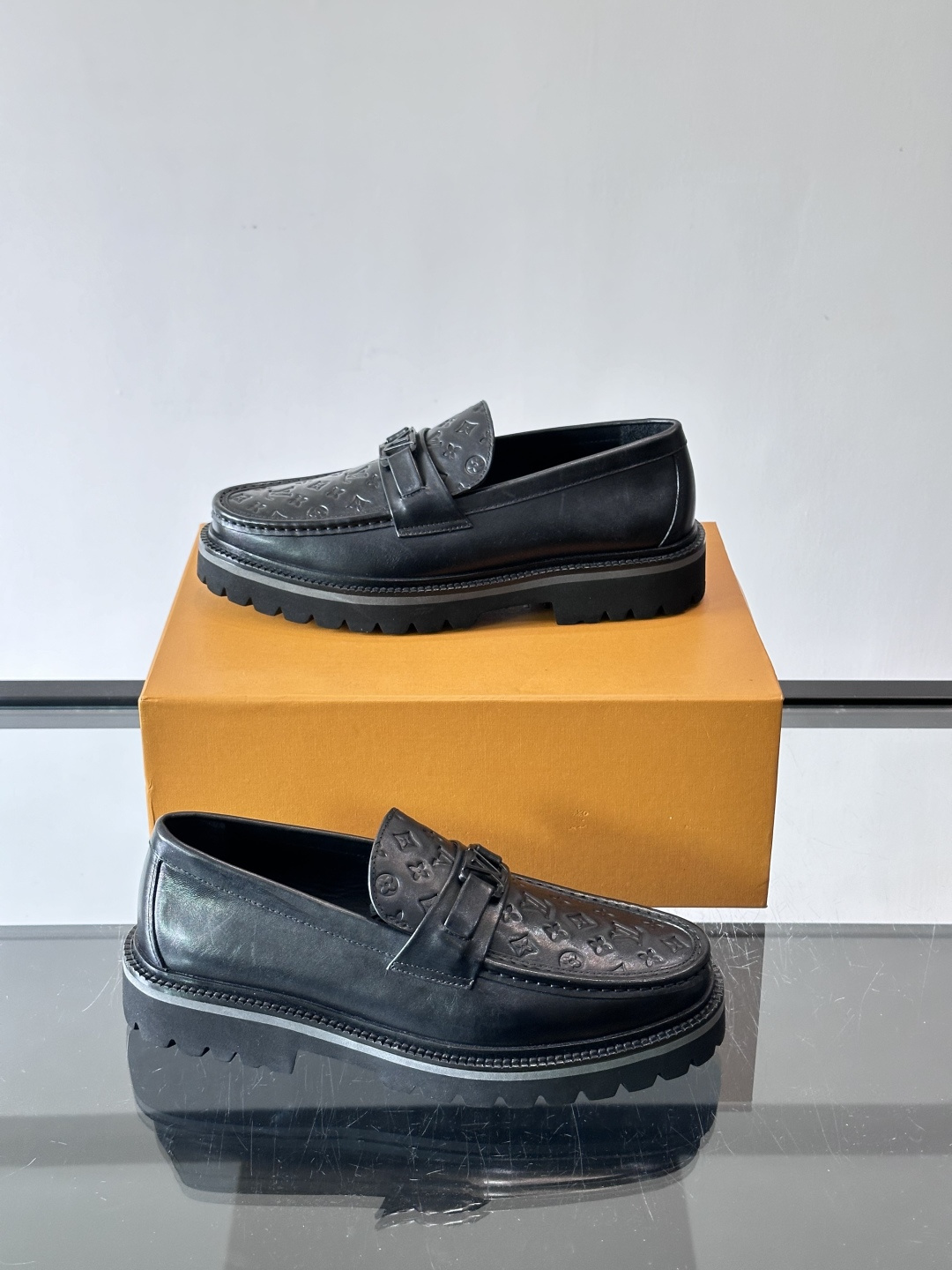 ✨LV Monogram乐福鞋，经典牛皮+压花图案，品牌辨识度超高！厚底橡胶设计，穿着舒适又耐磨，通勤休