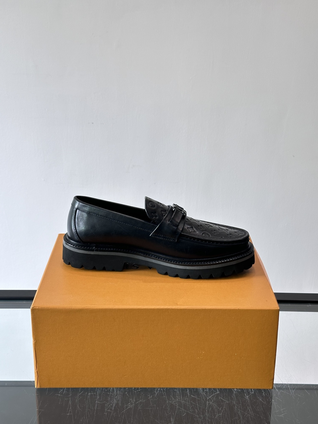 ✨LV Monogram乐福鞋，经典牛皮+压花图案，品牌辨识度超高！厚底橡胶设计，穿着舒适又耐磨，通勤休