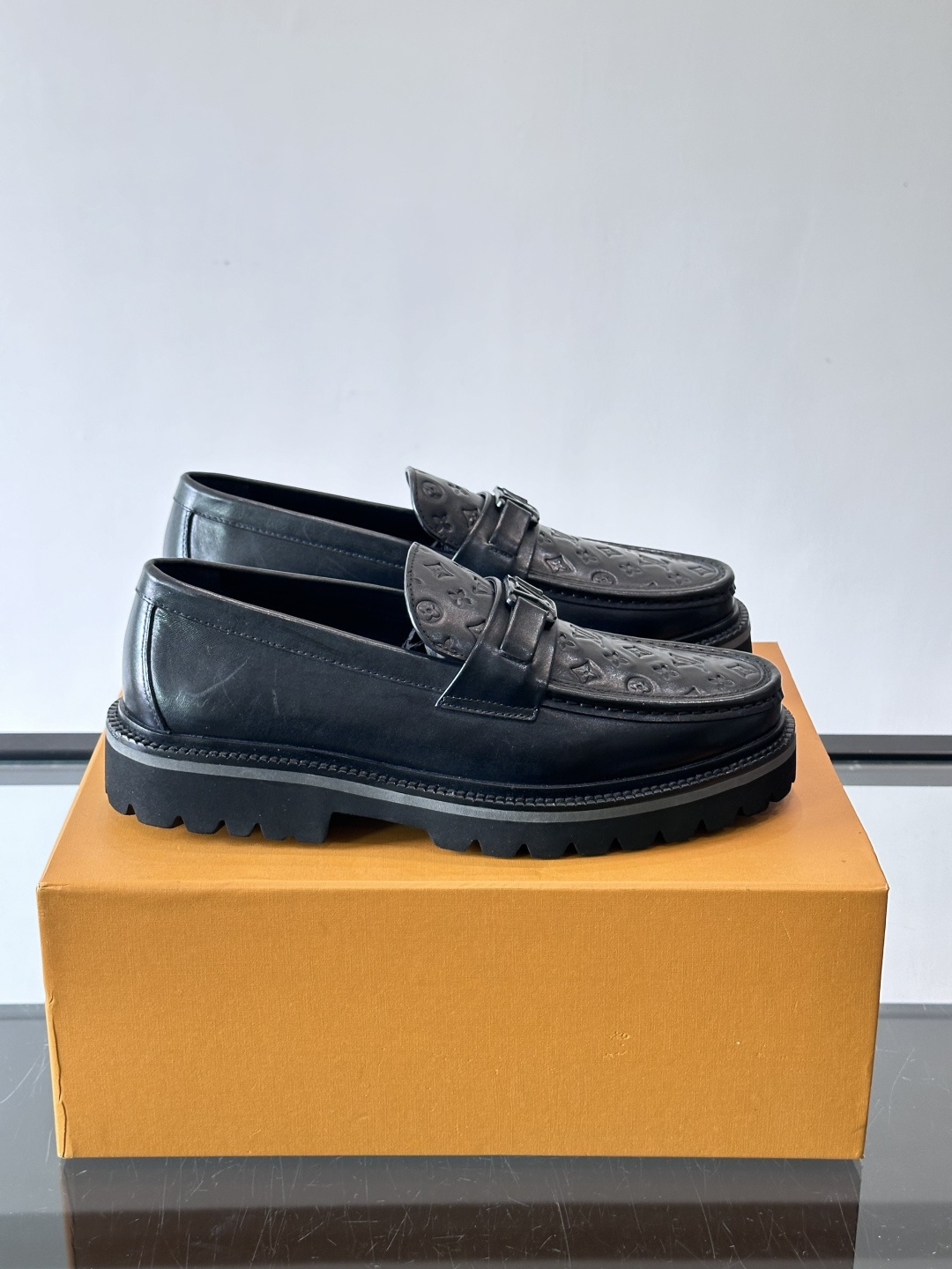 ✨LV Monogram乐福鞋，经典牛皮+压花图案，品牌辨识度超高！厚底橡胶设计，穿着舒适又耐磨，通勤休