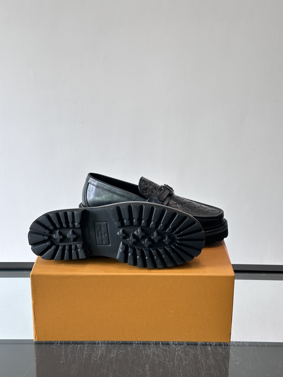 ✨LV Monogram乐福鞋，经典牛皮+压花图案，品牌辨识度超高！厚底橡胶设计，穿着舒适又耐磨，通勤休