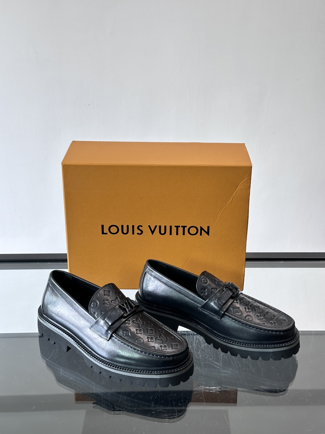 ✨LV Monogram乐福鞋，经典牛皮+压花图案，品牌辨识度超高！厚底橡胶设计，穿着舒适又耐磨，通勤休