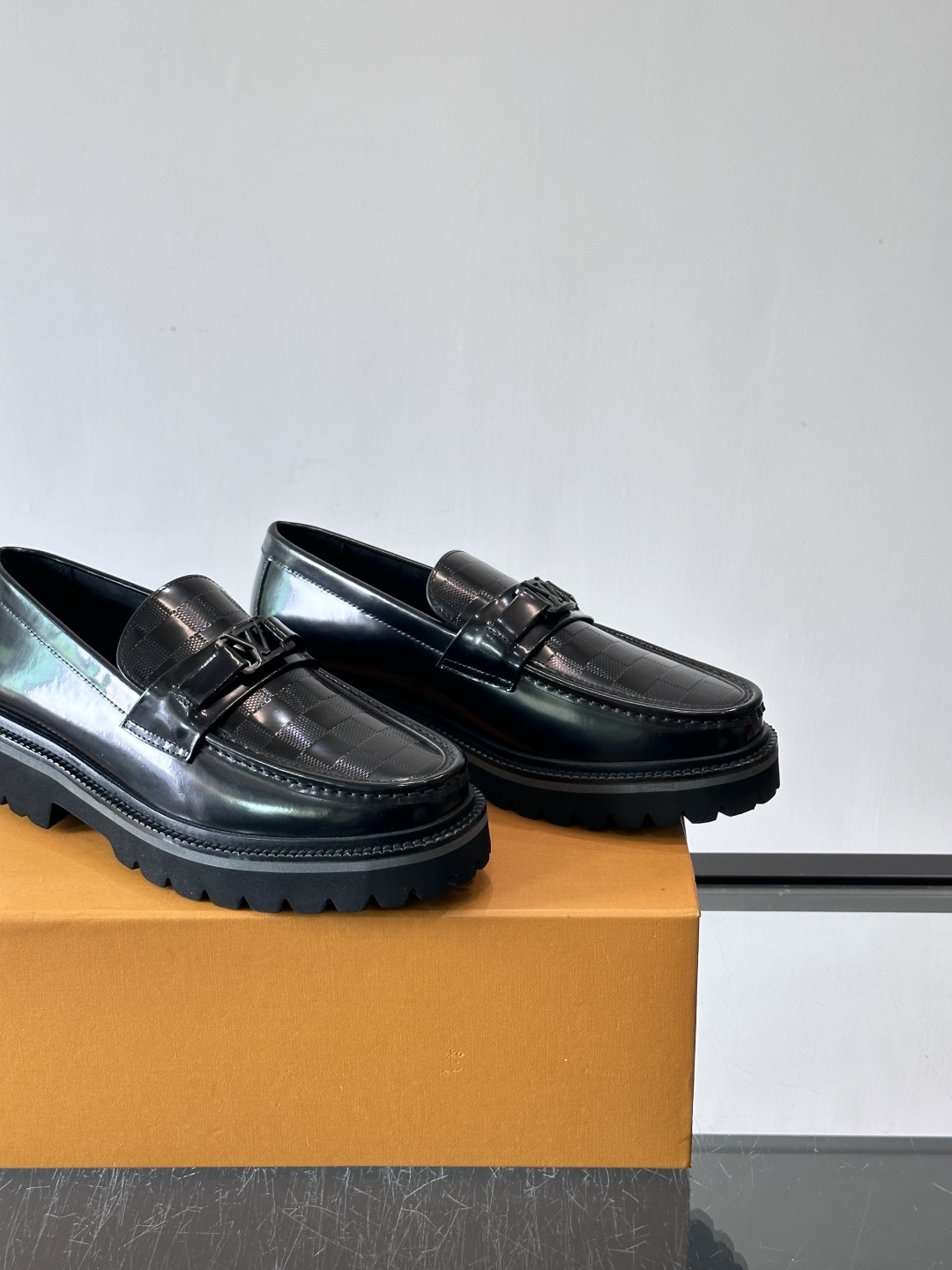 ✨LV Monogram乐福鞋，经典牛皮+压花图案，品牌辨识度超高！厚底橡胶设计，穿着舒适又耐磨，通勤休