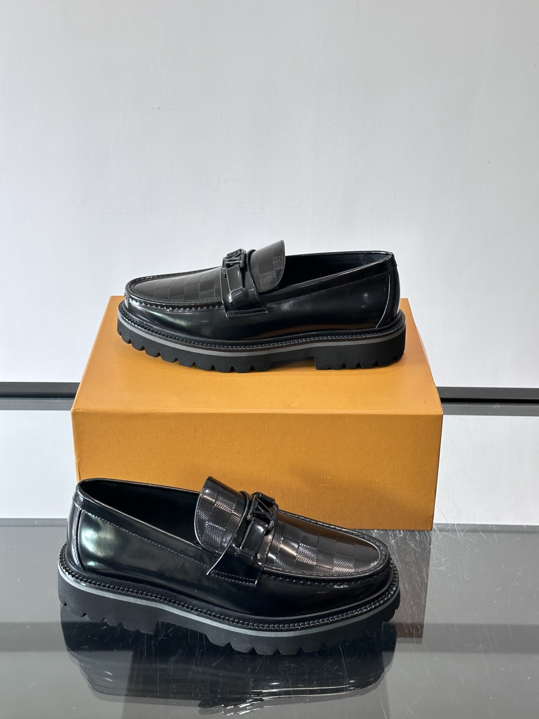 ✨LV Monogram乐福鞋，经典牛皮+压花图案，品牌辨识度超高！厚底橡胶设计，穿着舒适又耐磨，通勤休