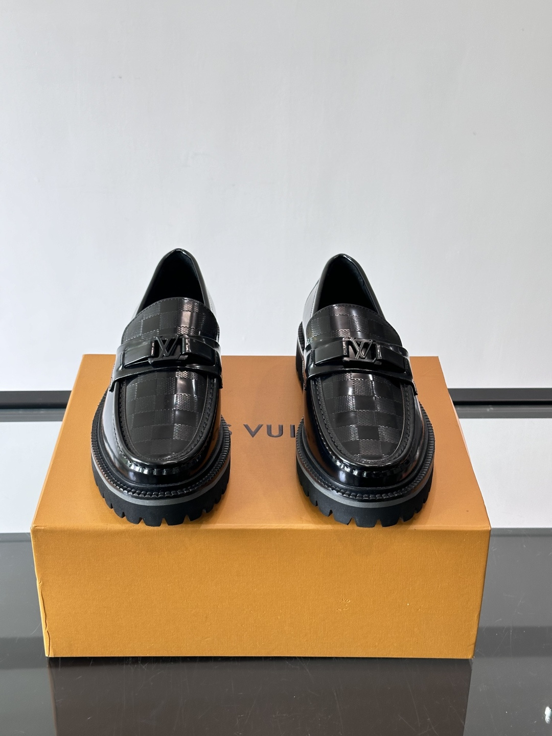 ✨LV Monogram乐福鞋，经典牛皮+压花图案，品牌辨识度超高！厚底橡胶设计，穿着舒适又耐磨，通勤休