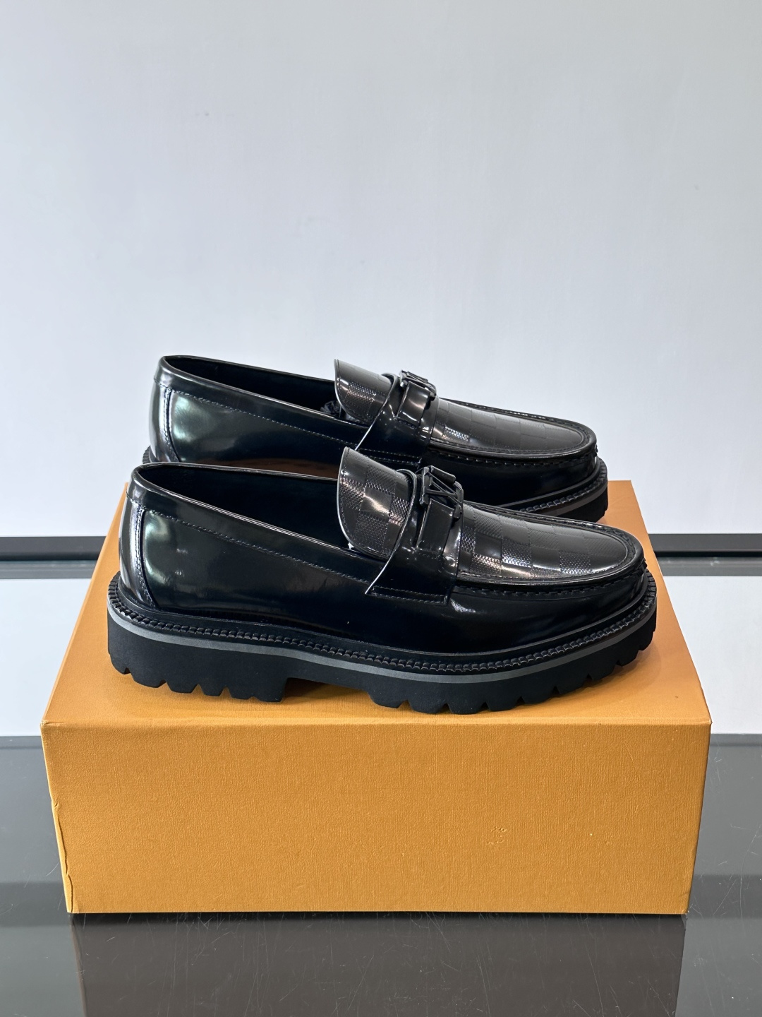 ✨LV Monogram乐福鞋，经典牛皮+压花图案，品牌辨识度超高！厚底橡胶设计，穿着舒适又耐磨，通勤休