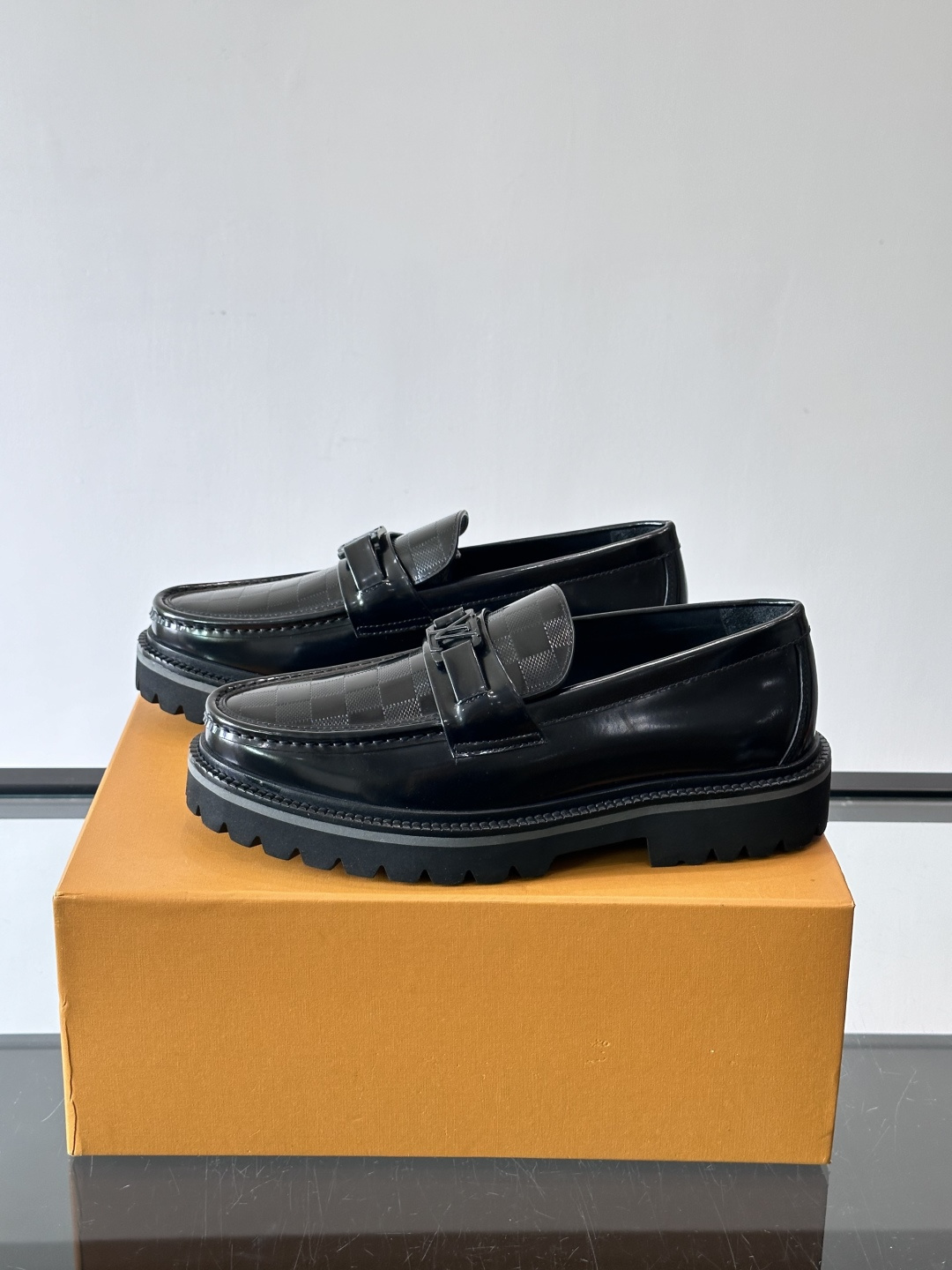 ✨LV Monogram乐福鞋，经典牛皮+压花图案，品牌辨识度超高！厚底橡胶设计，穿着舒适又耐磨，通勤休