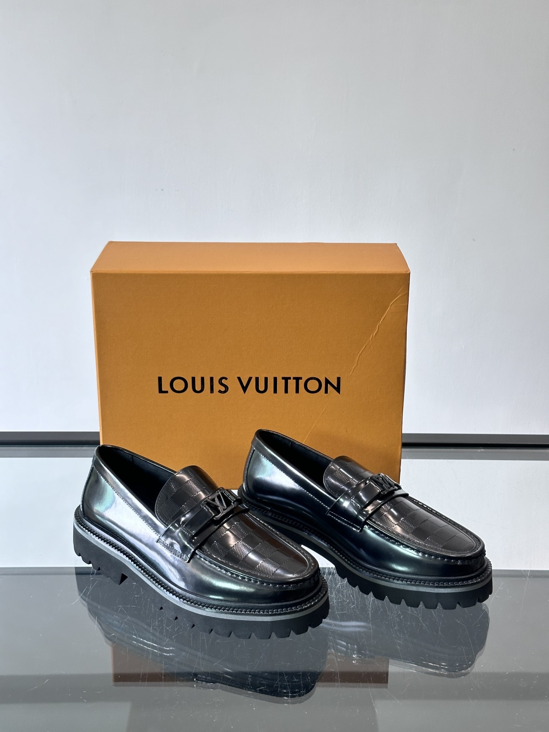 ✨LV Monogram乐福鞋，经典牛皮+压花图案，品牌辨识度超高！厚底橡胶设计，穿着舒适又耐磨，通勤休