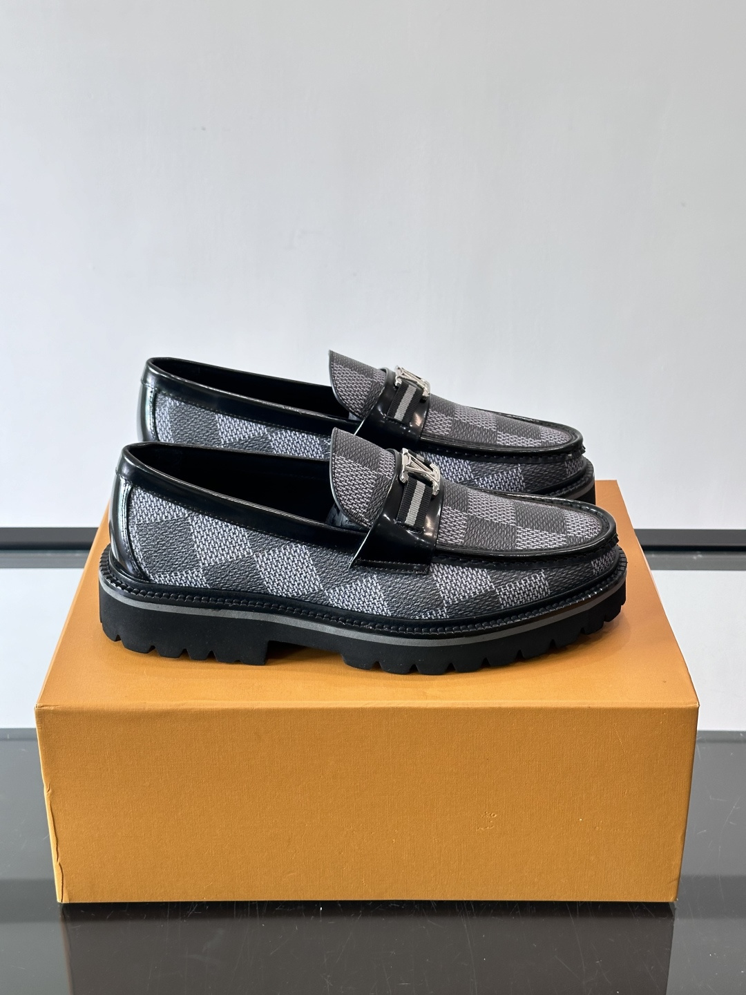 ✨LV Monogram乐福鞋，经典牛皮+压花图案，品牌辨识度超高！厚底橡胶设计，穿着舒适又耐磨，通勤休