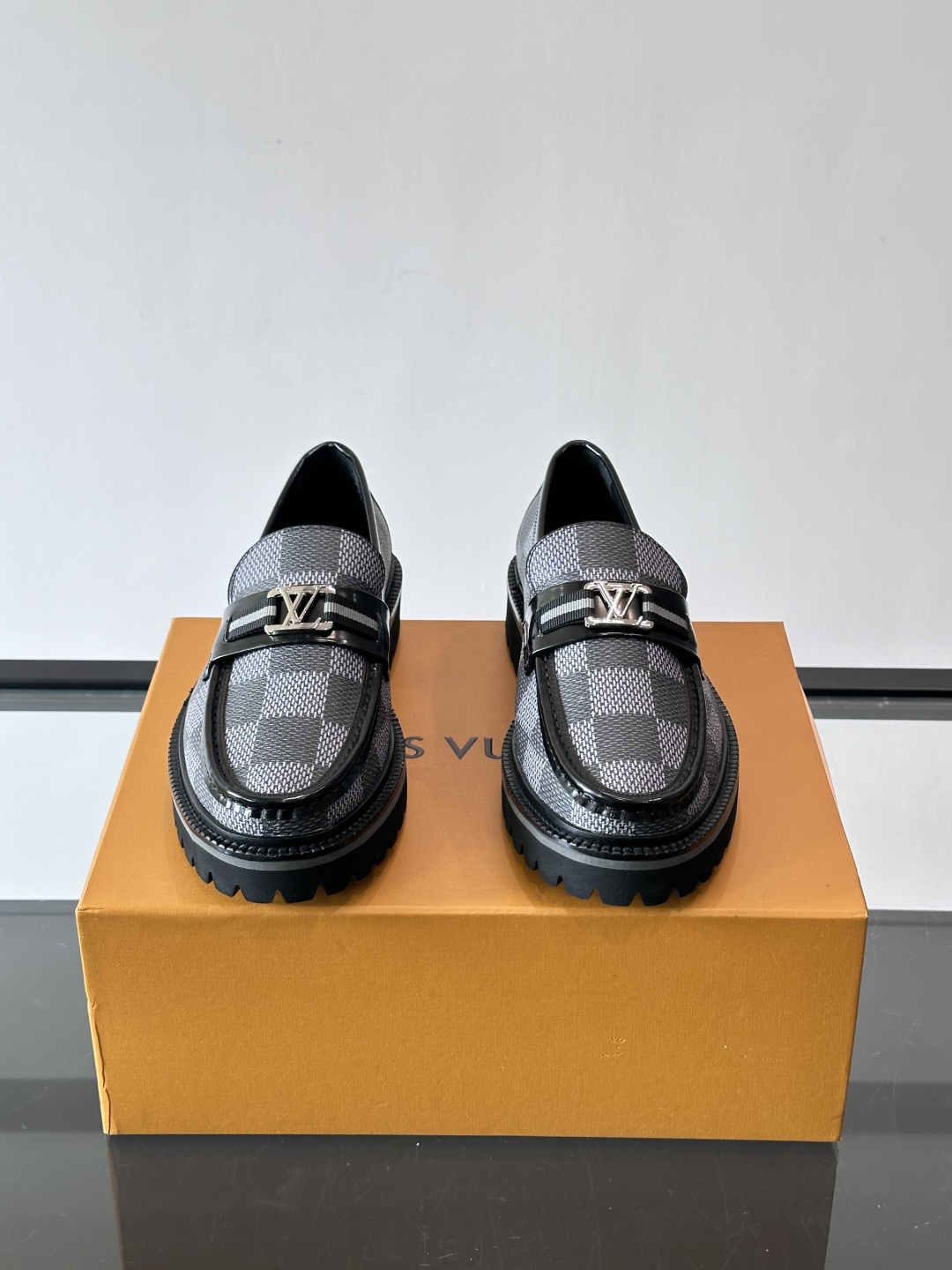 ✨LV Monogram乐福鞋，经典牛皮+压花图案，品牌辨识度超高！厚底橡胶设计，穿着舒适又耐磨，通勤休