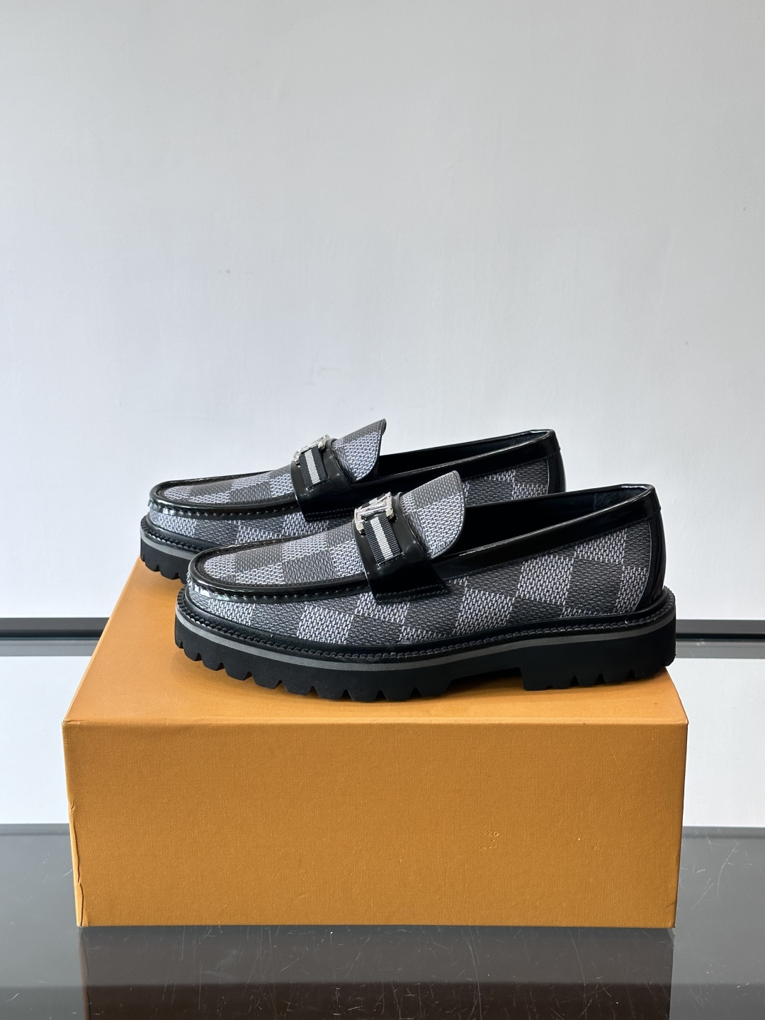 ✨LV Monogram乐福鞋，经典牛皮+压花图案，品牌辨识度超高！厚底橡胶设计，穿着舒适又耐磨，通勤休