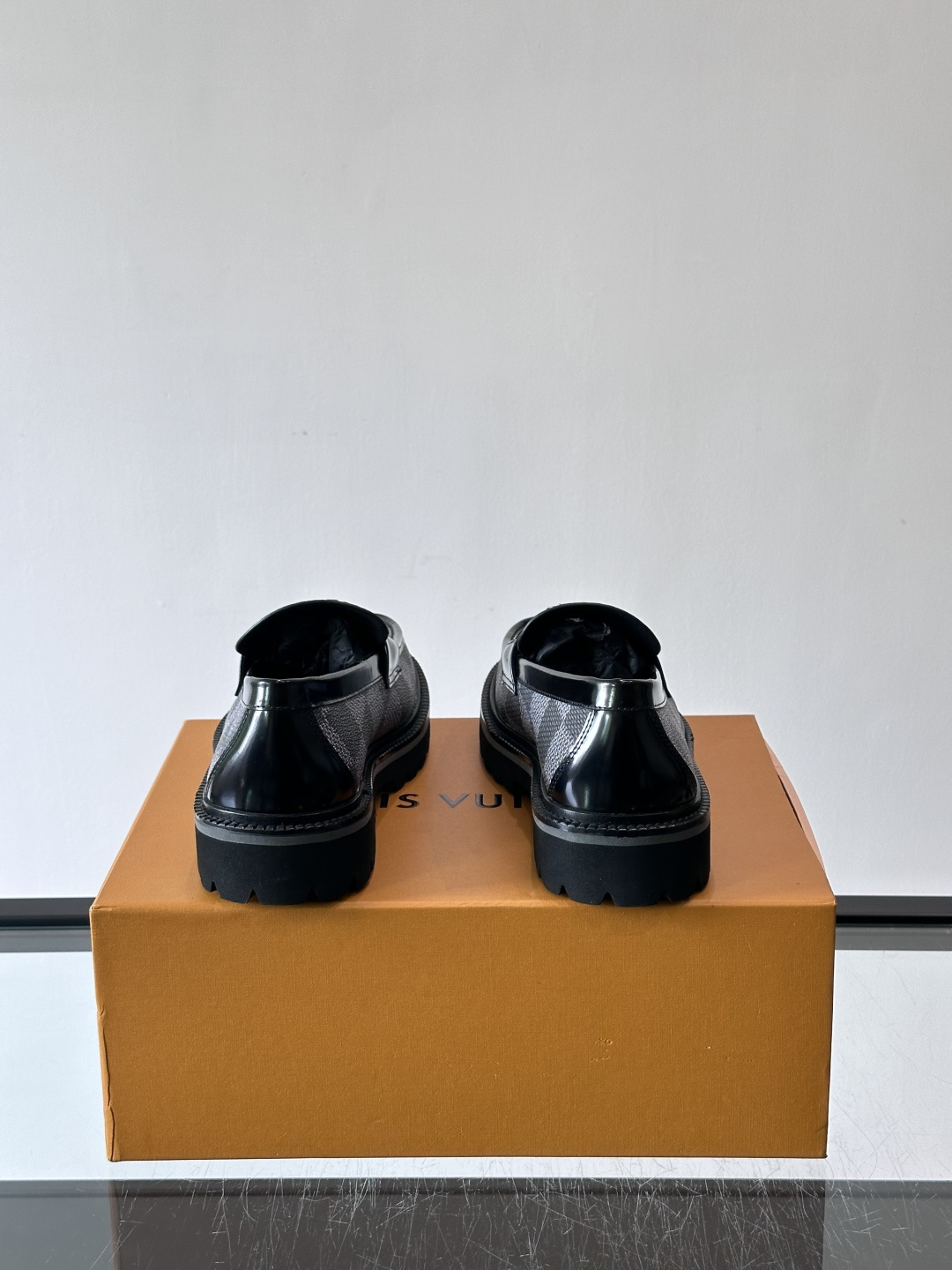 ✨LV Monogram乐福鞋，经典牛皮+压花图案，品牌辨识度超高！厚底橡胶设计，穿着舒适又耐磨，通勤休