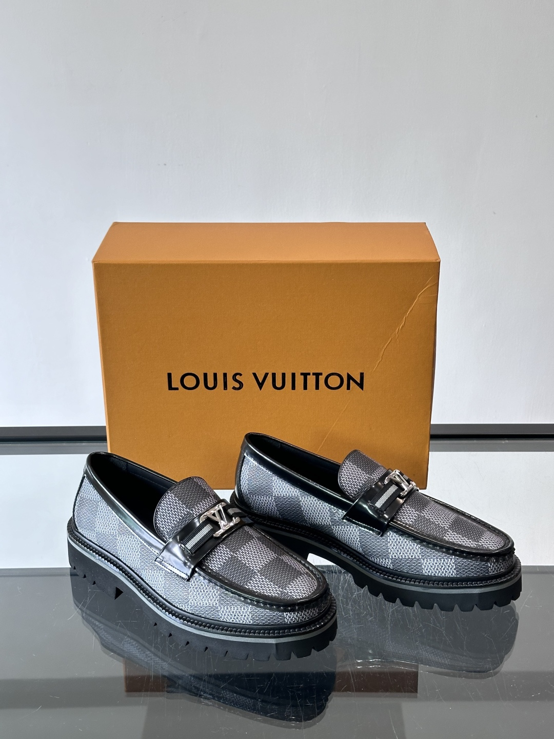 ✨LV Monogram乐福鞋，经典牛皮+压花图案，品牌辨识度超高！厚底橡胶设计，穿着舒适又耐磨，通勤休