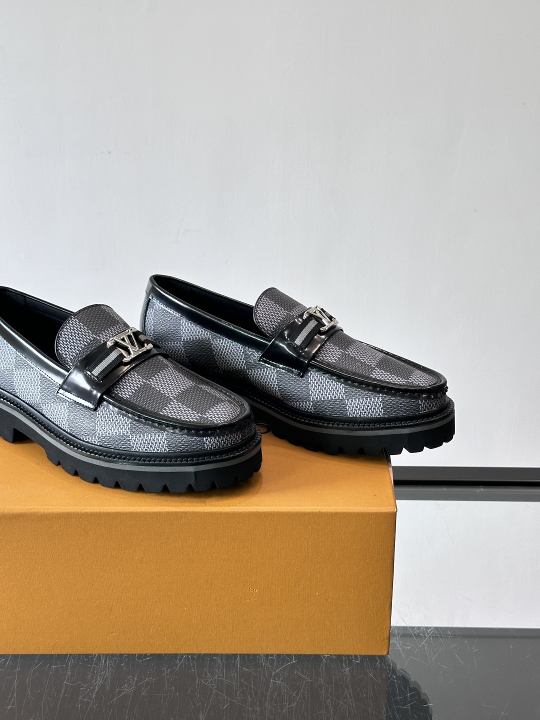 ✨LV Monogram乐福鞋，经典牛皮+压花图案，品牌辨识度超高！厚底橡胶设计，穿着舒适又耐磨，通勤休