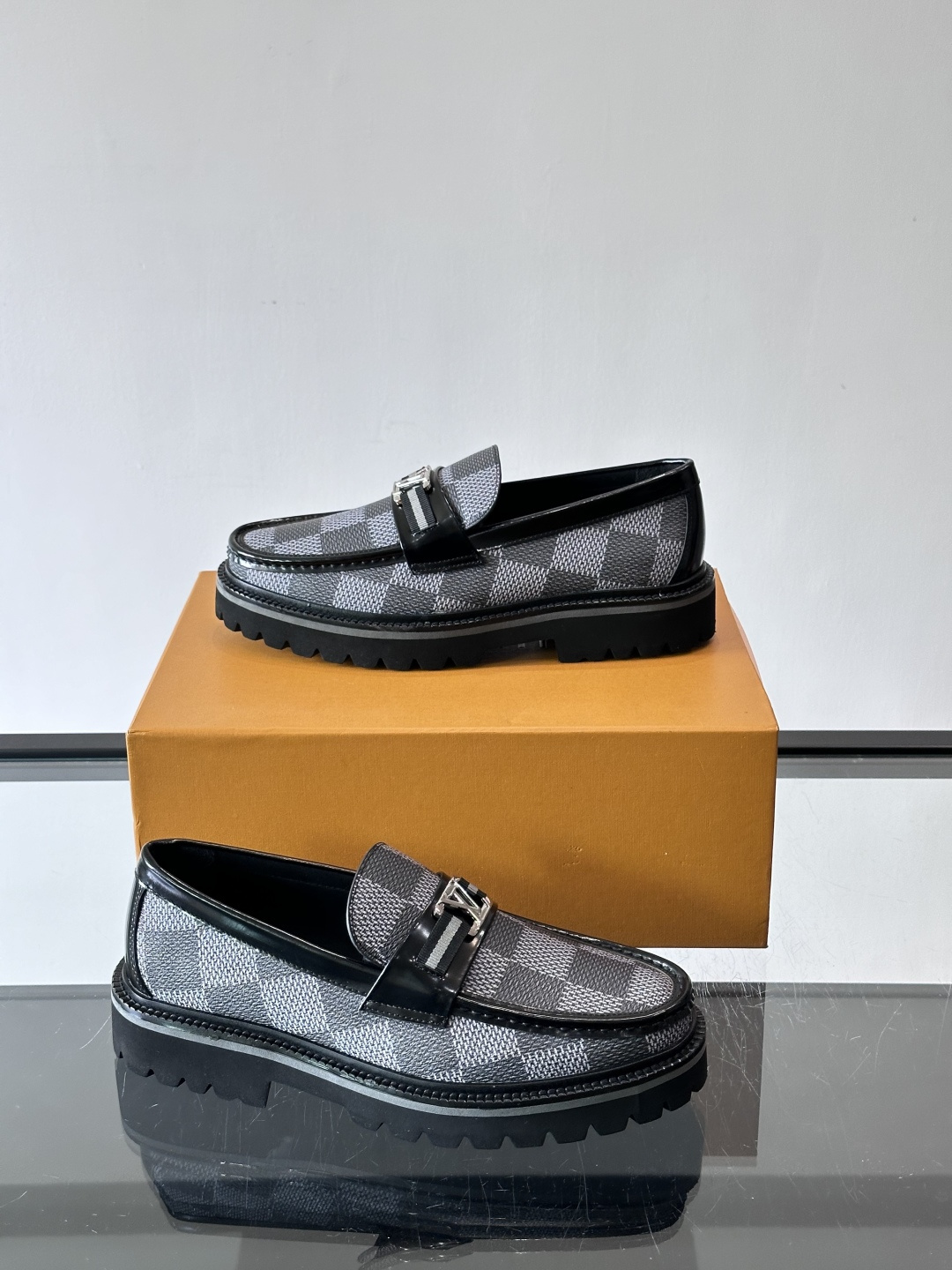 ✨LV Monogram乐福鞋，经典牛皮+压花图案，品牌辨识度超高！厚底橡胶设计，穿着舒适又耐磨，通勤休