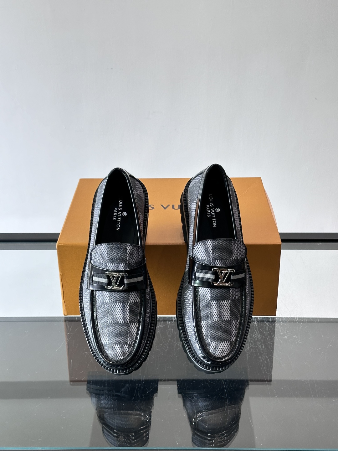 ✨LV Monogram乐福鞋，经典牛皮+压花图案，品牌辨识度超高！厚底橡胶设计，穿着舒适又耐磨，通勤休