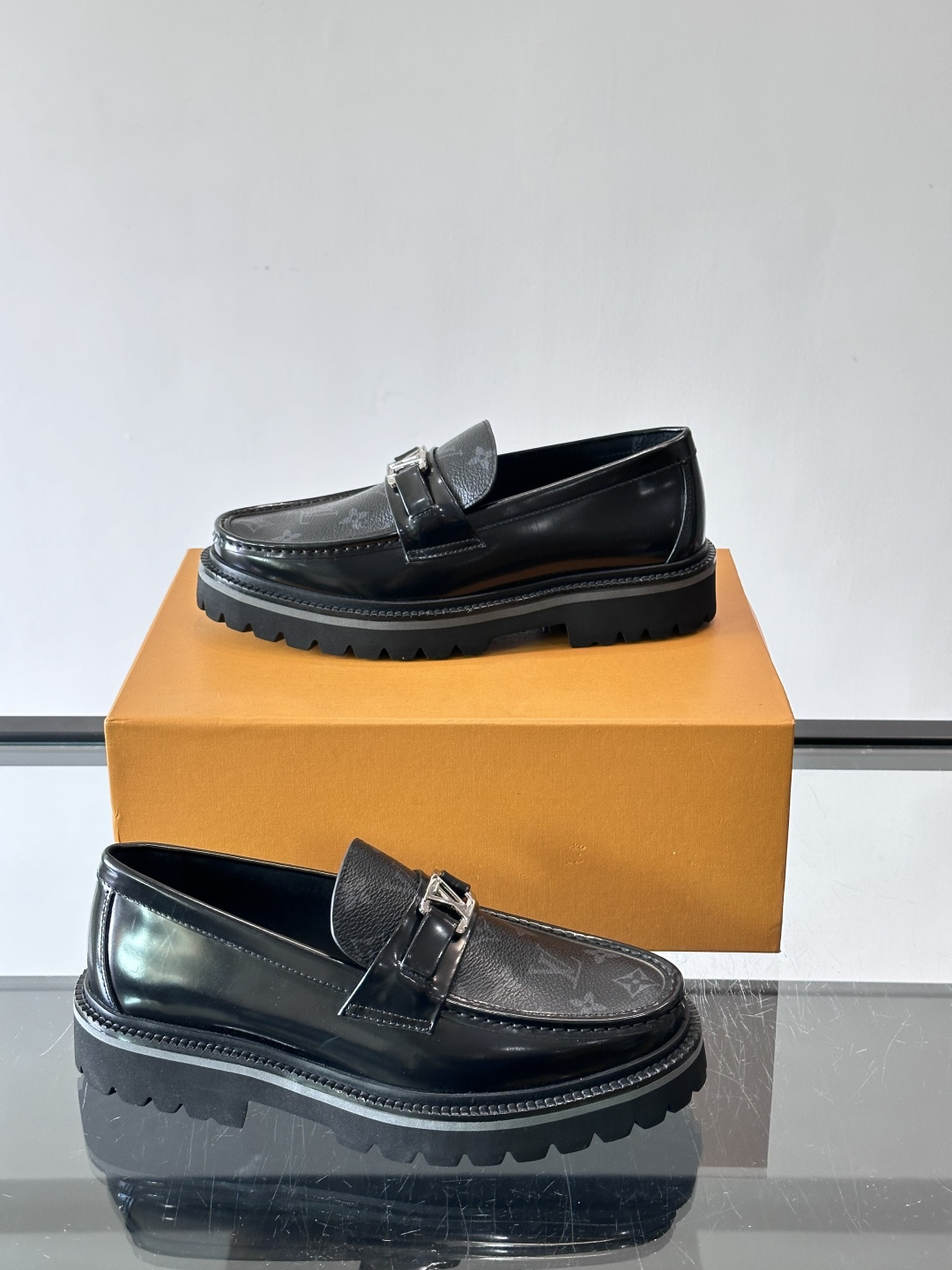 ✨LV Monogram乐福鞋，经典牛皮+压花图案，品牌辨识度超高！厚底橡胶设计，穿着舒适又耐磨，通勤休