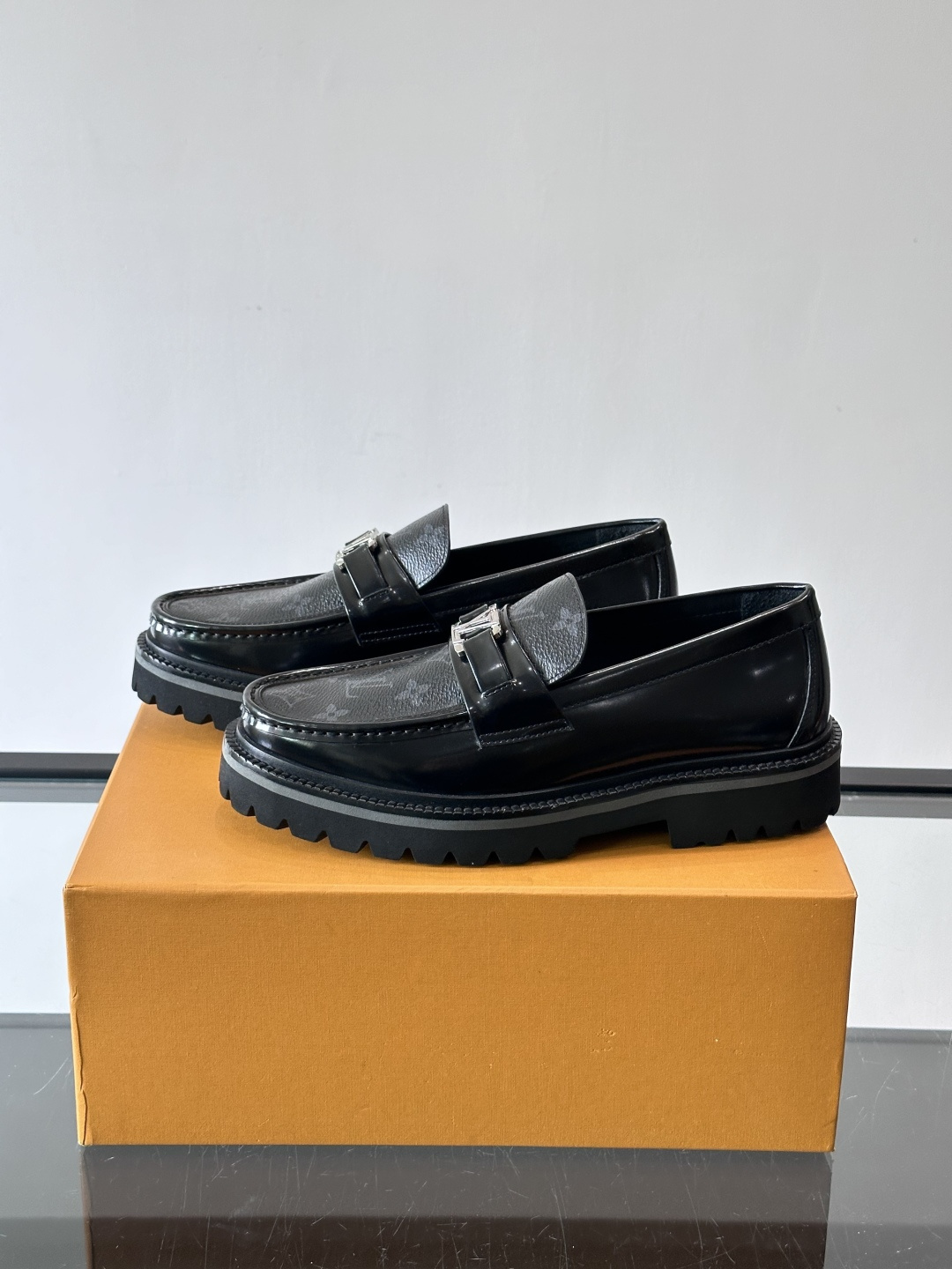 ✨LV Monogram乐福鞋，经典牛皮+压花图案，品牌辨识度超高！厚底橡胶设计，穿着舒适又耐磨，通勤休