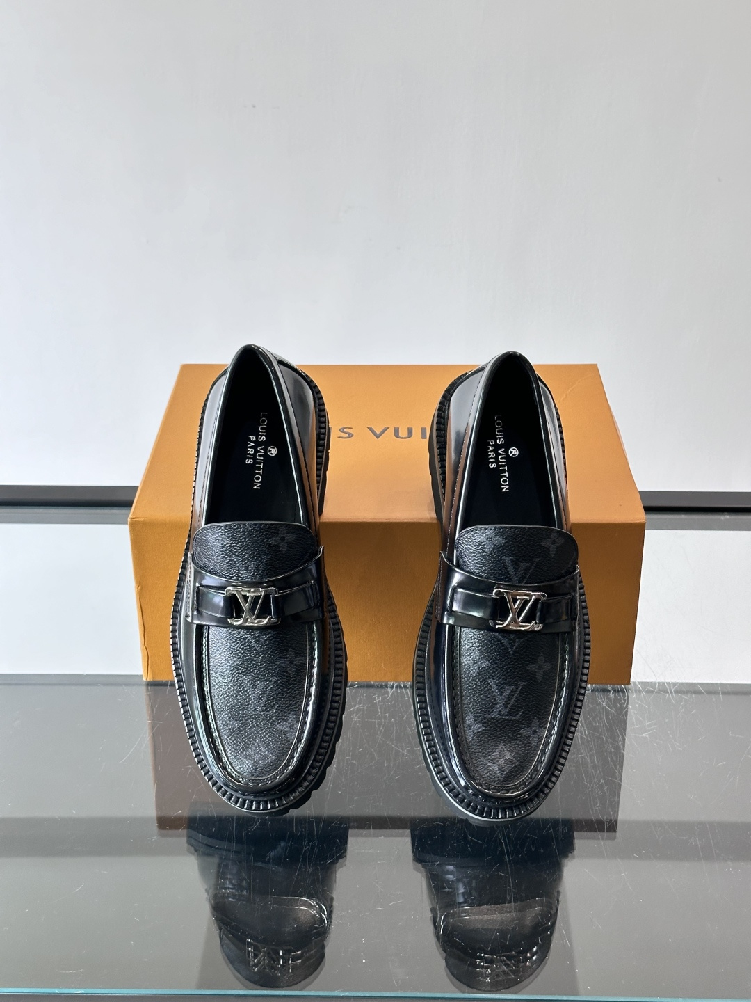 ✨LV Monogram乐福鞋，经典牛皮+压花图案，品牌辨识度超高！厚底橡胶设计，穿着舒适又耐磨，通勤休